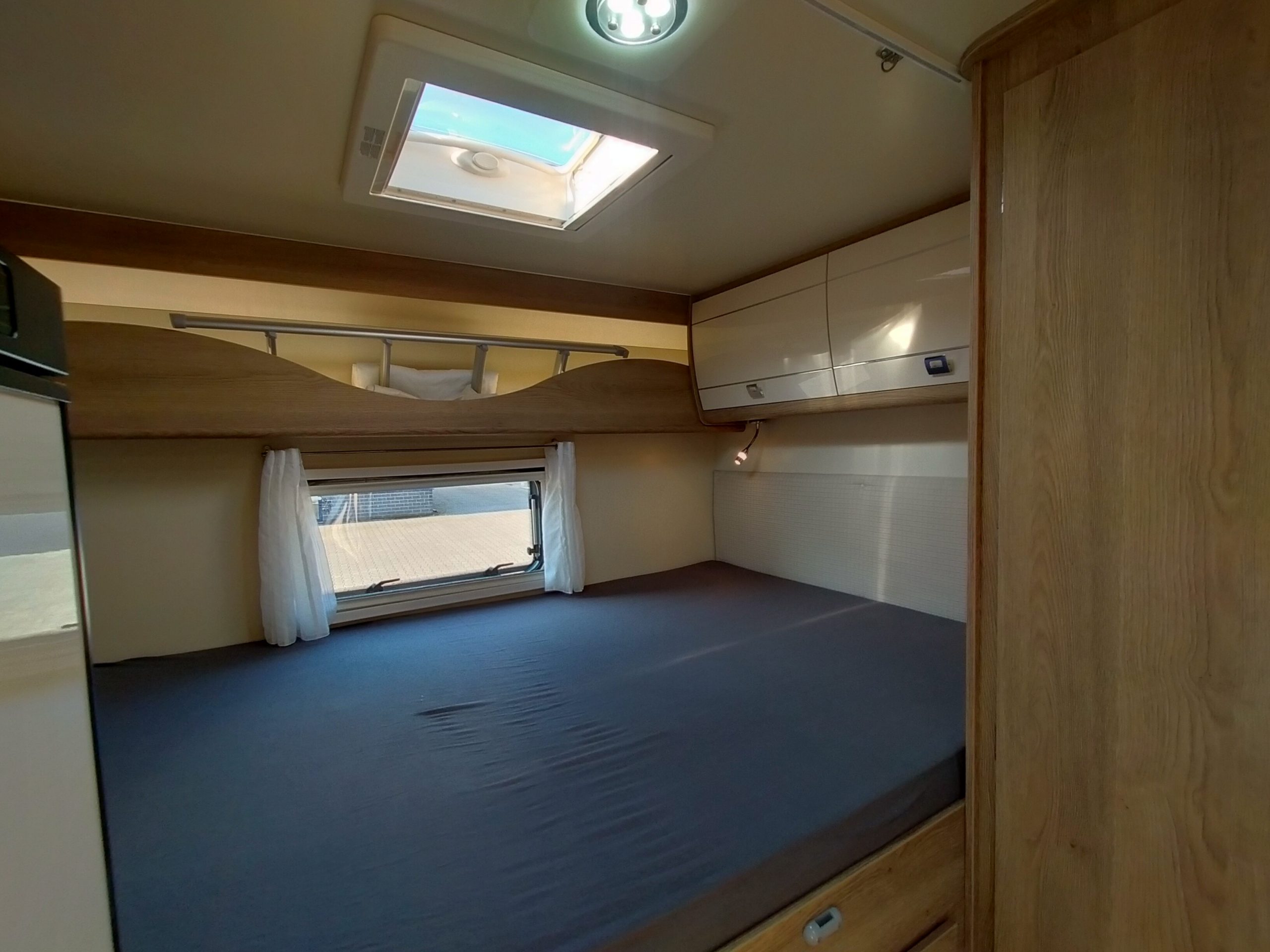 Sun Driver T550 dwarsbed en hefbed 5 persoons!