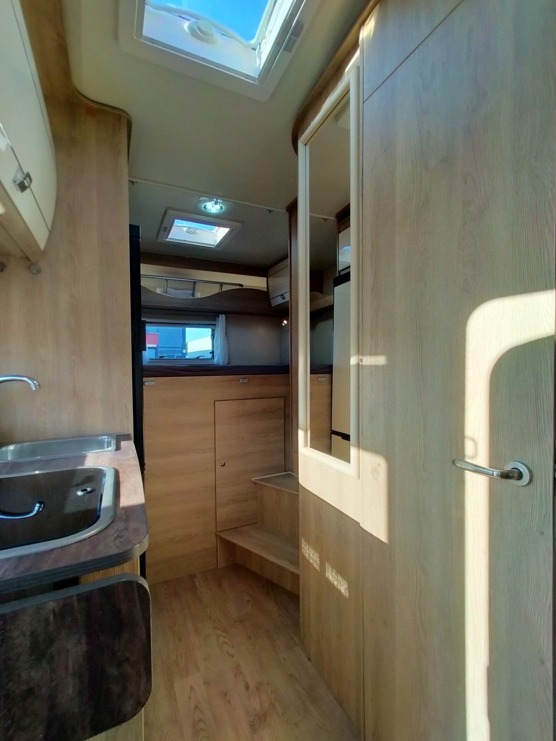 Sun Driver T550 dwarsbed en hefbed 5 persoons!