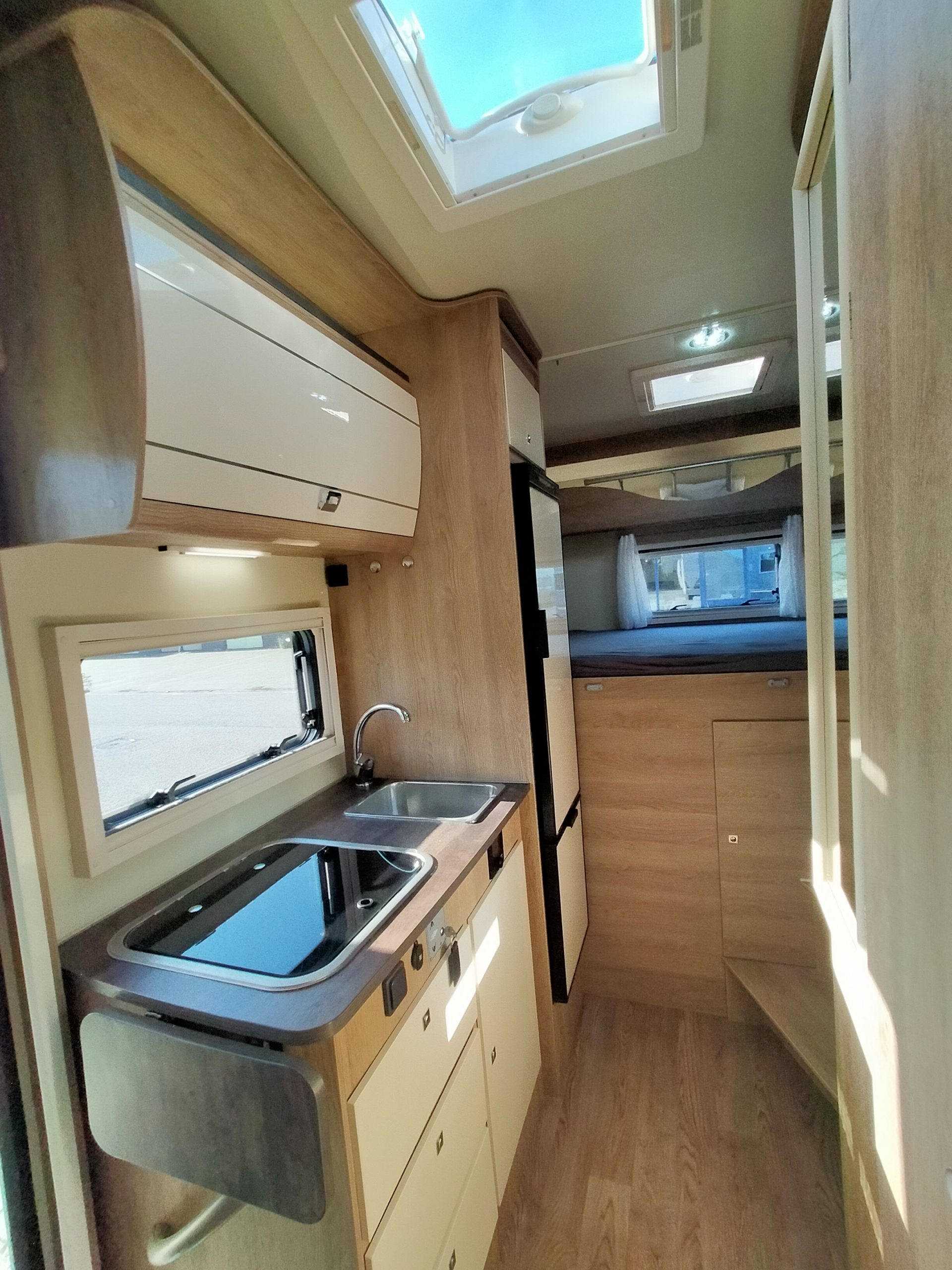 Sun Driver T550 dwarsbed en hefbed 5 persoons!