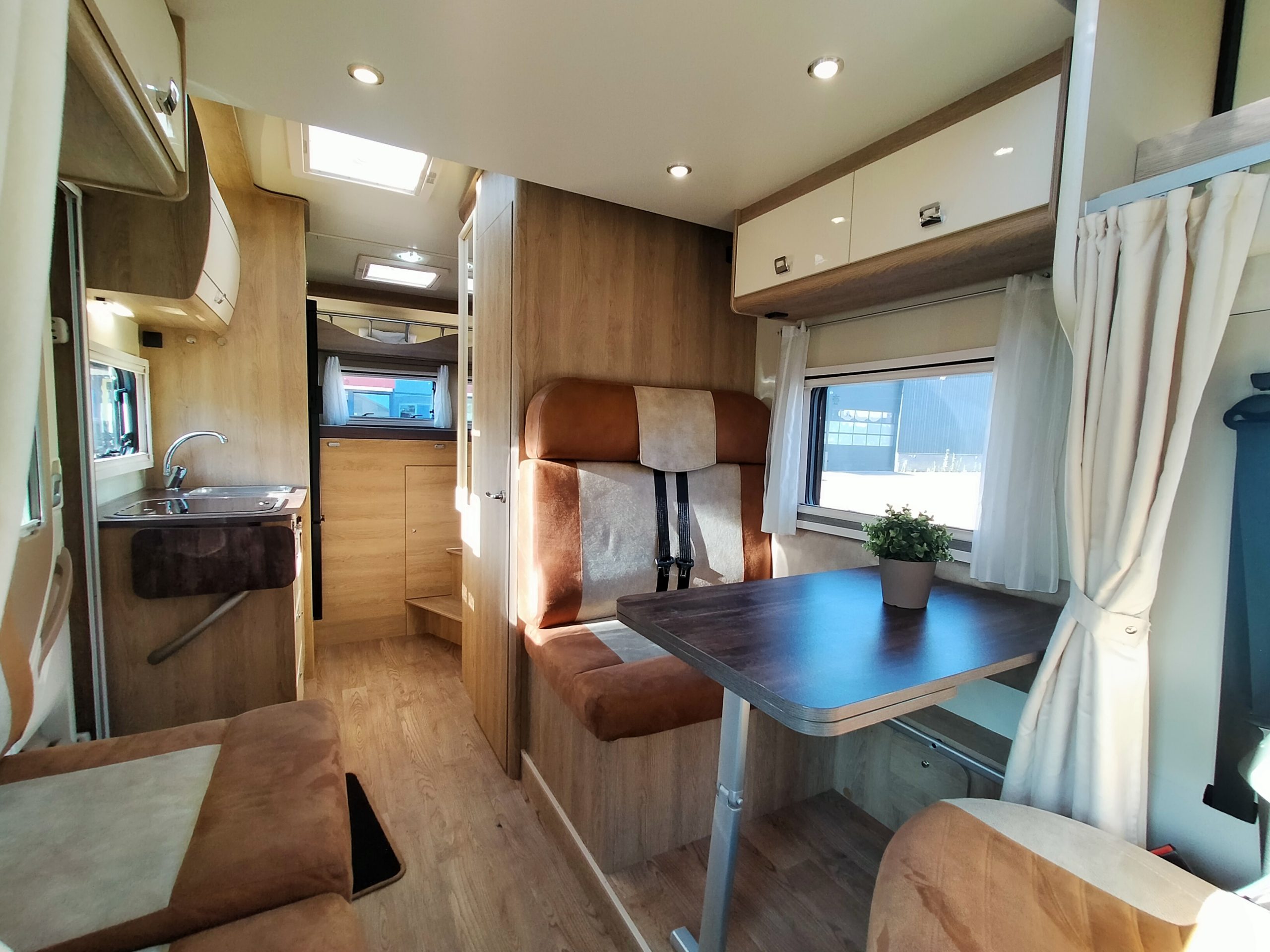 Sun Driver T550 dwarsbed en hefbed 5 persoons!