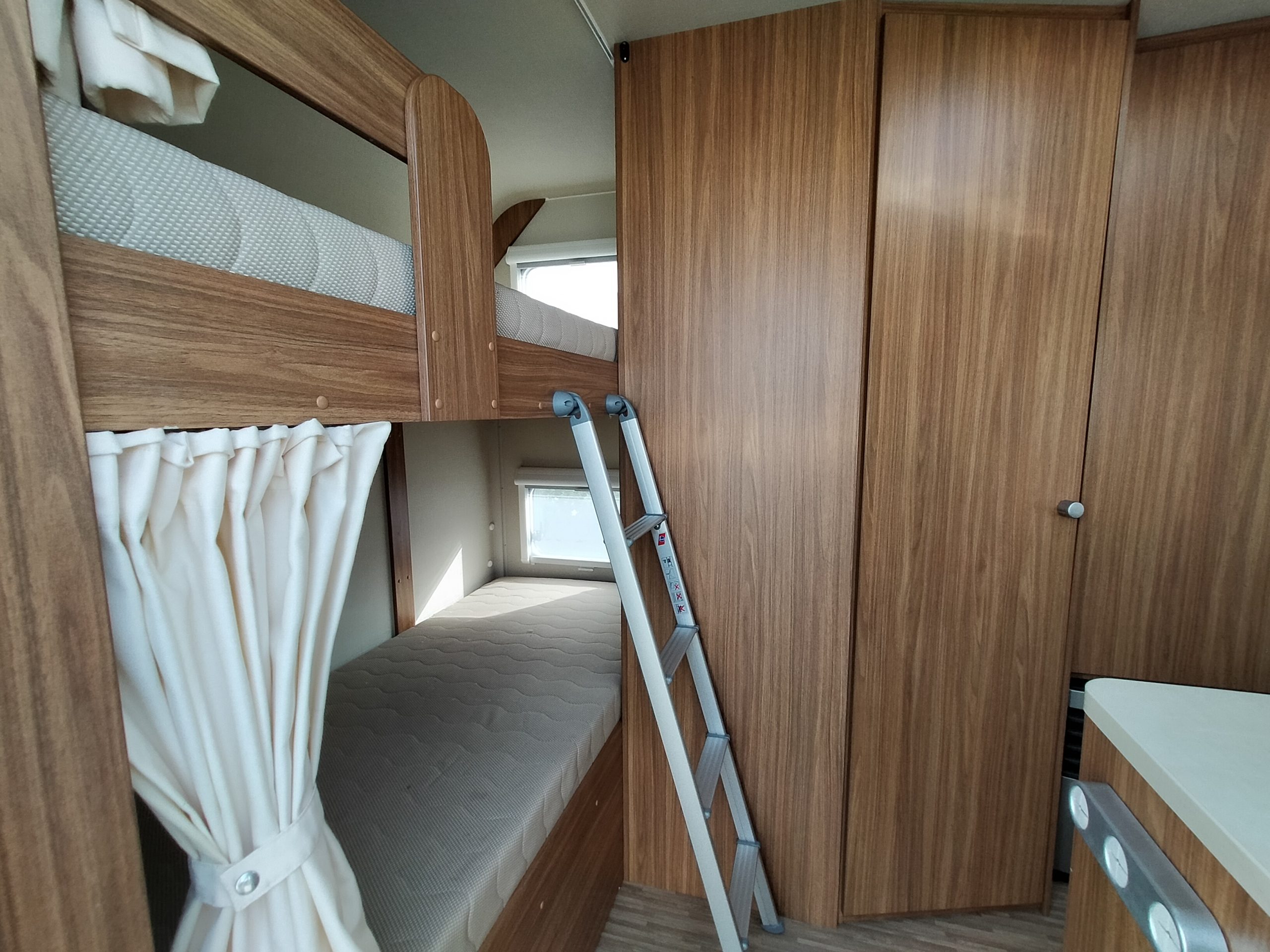 CORADO 161L Stapelbed!