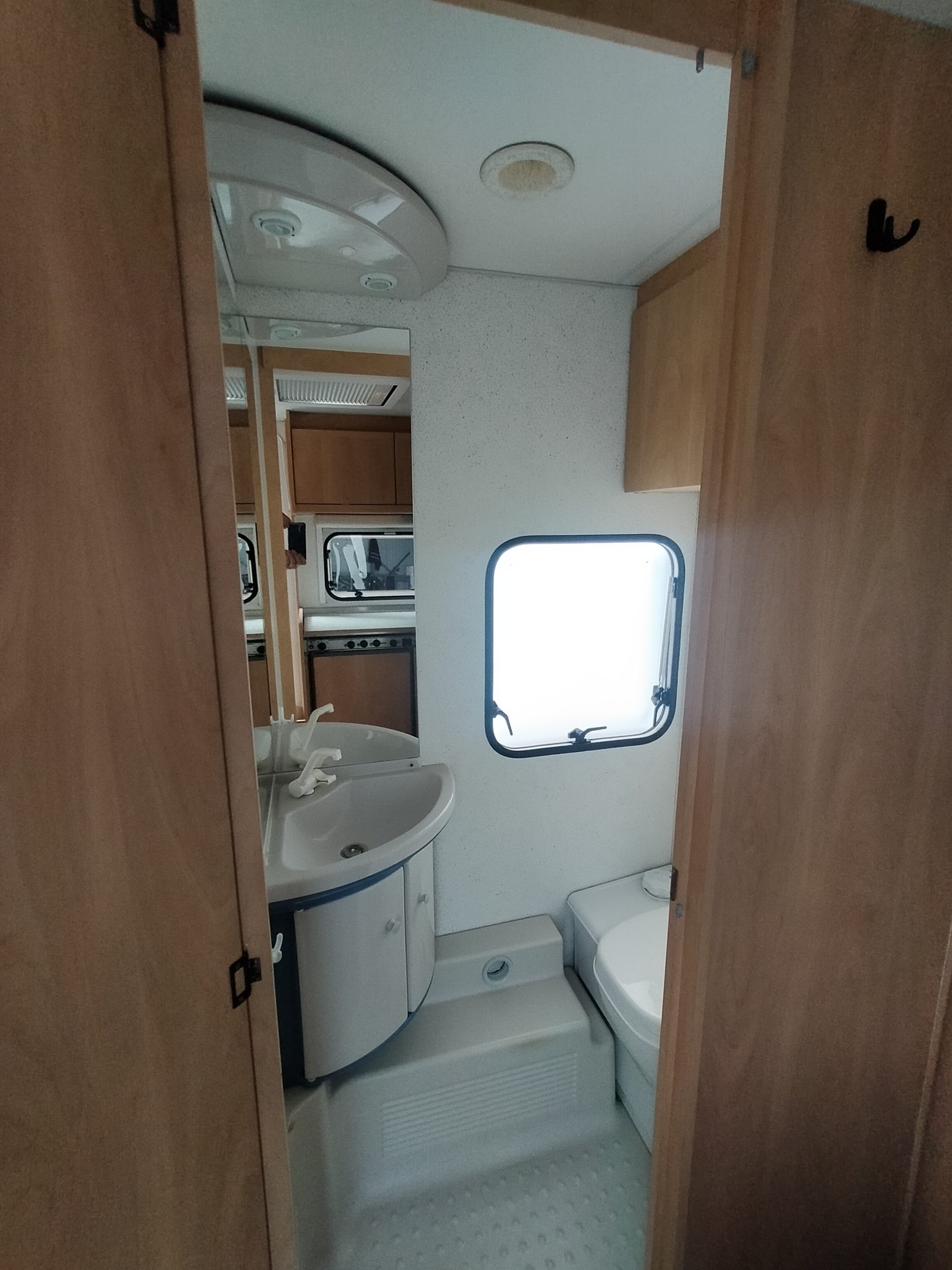 Burstner Fun 435 TS vastbed & rondzit