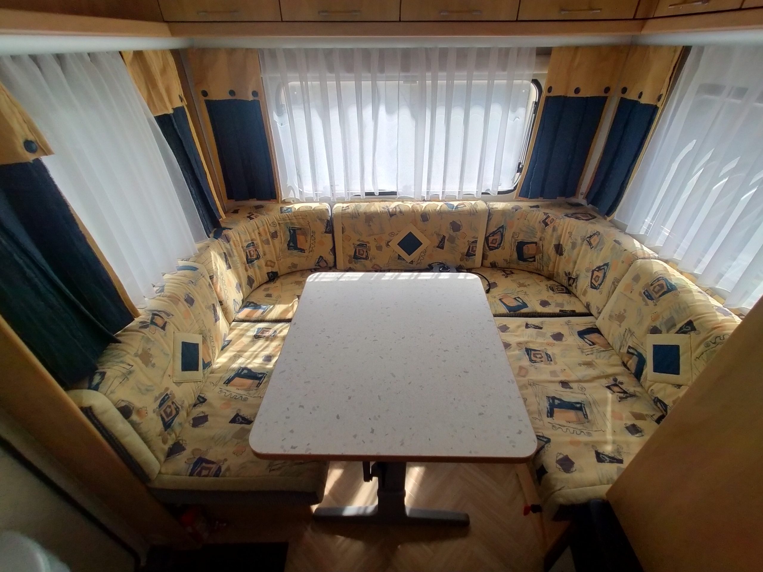 Burstner Fun 435 TS vastbed & rondzit