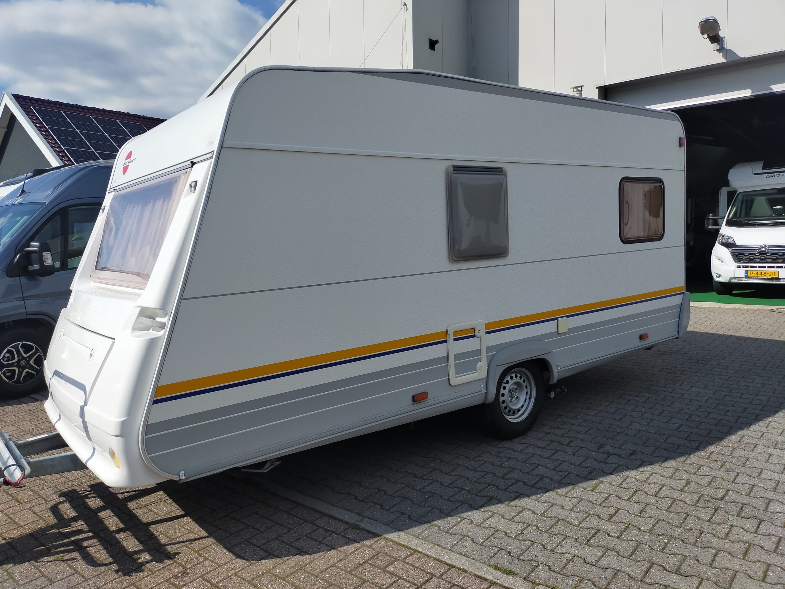 Burstner Fun 435 TS vastbed & rondzit