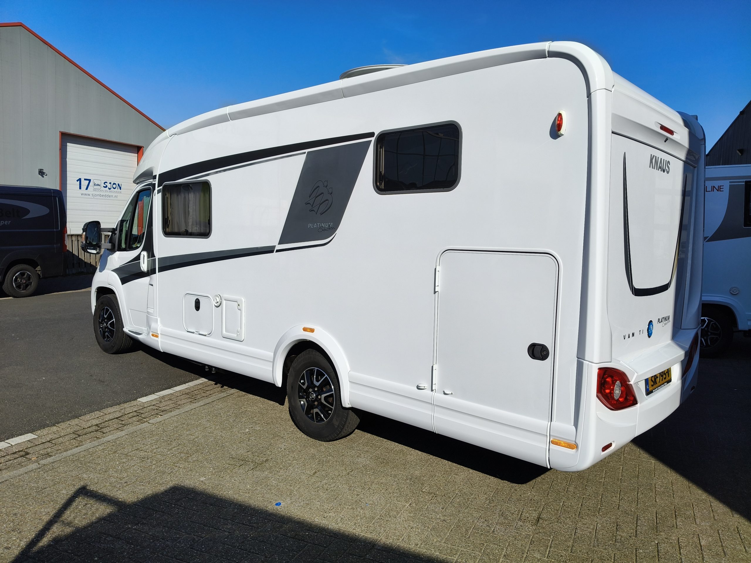 Knaus Van-TI 650 MEG Lengtebedden