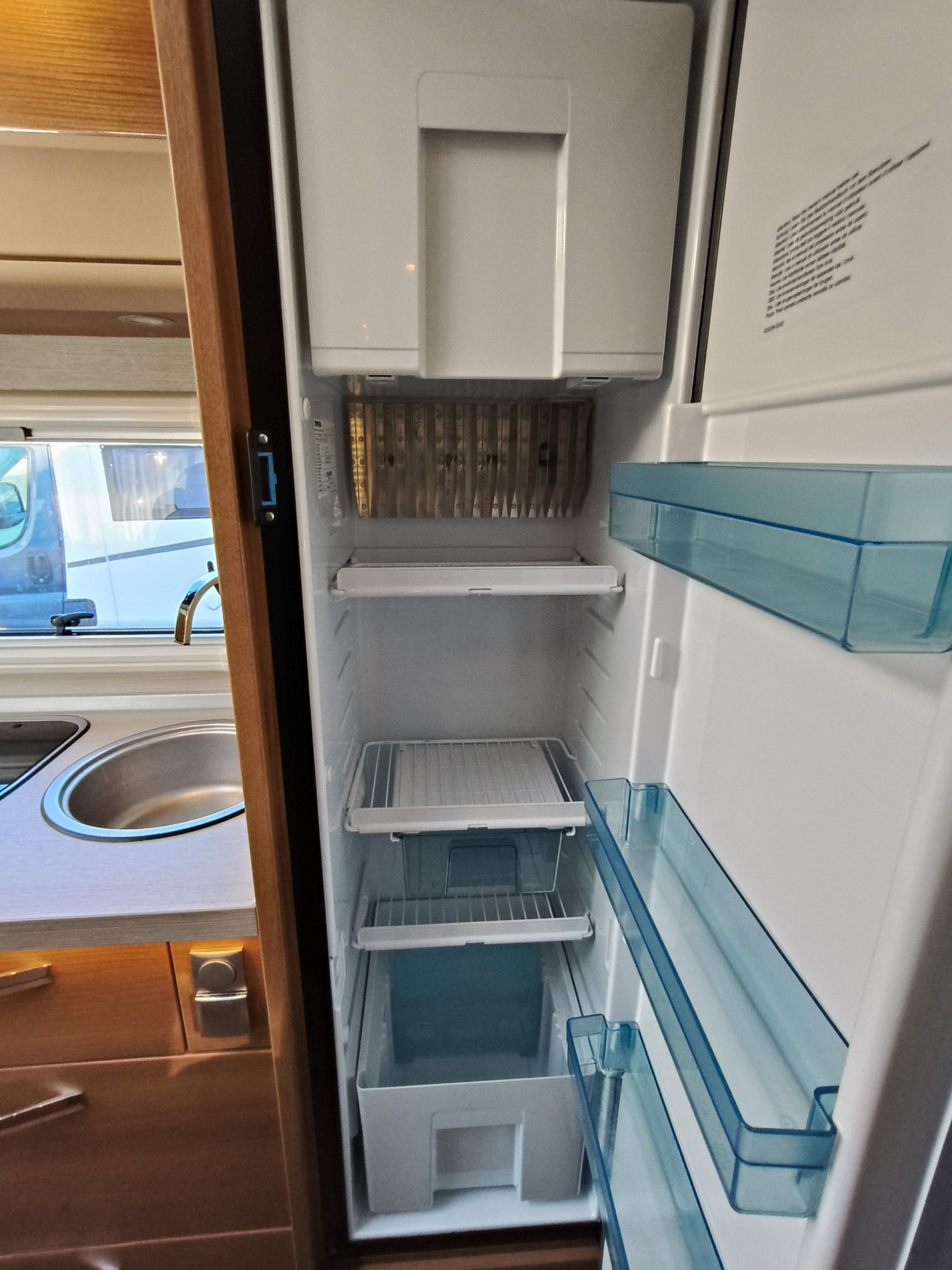 Knaus Van-TI 650 MEG Lengtebedden