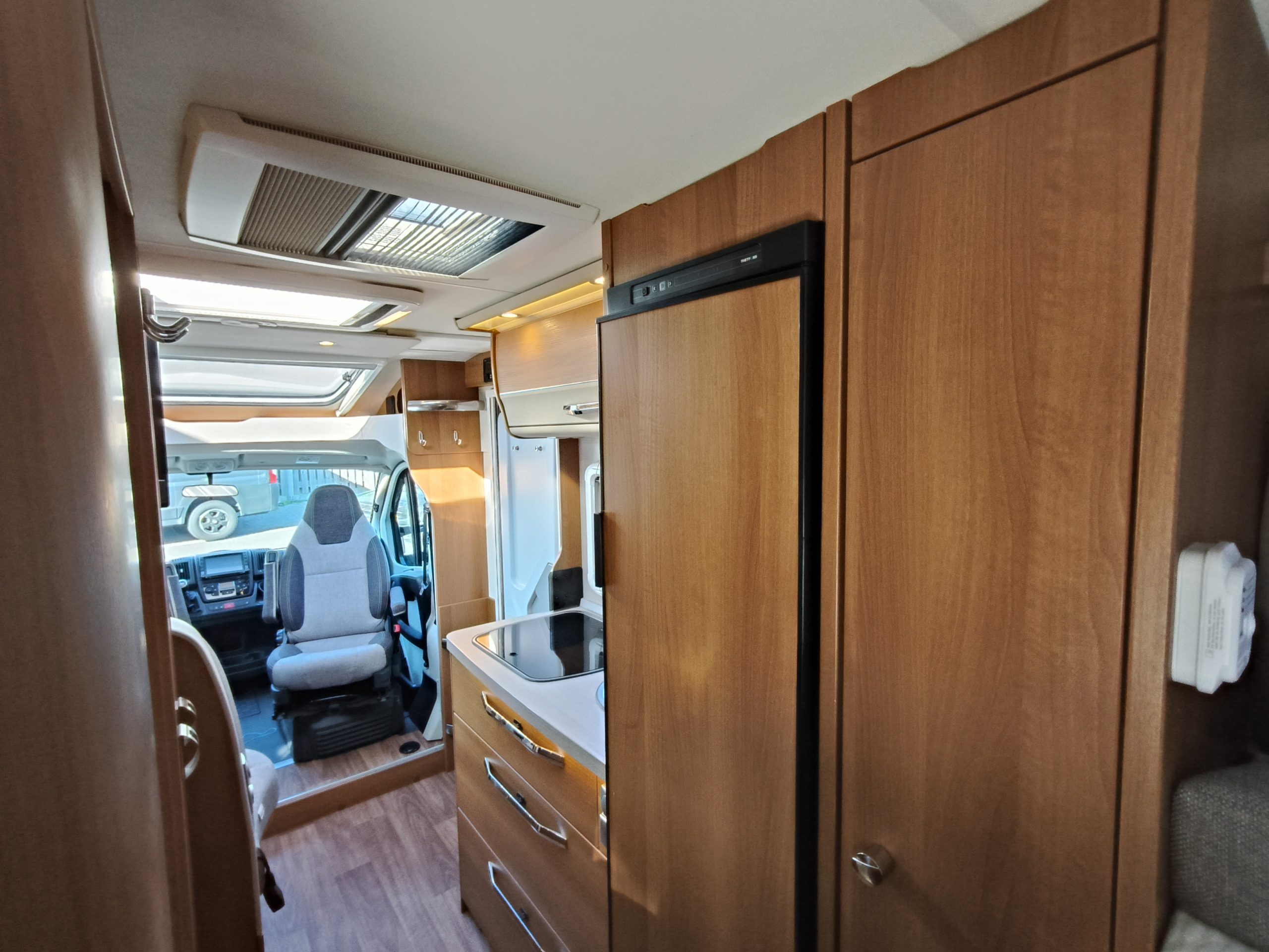 Knaus Van-TI 650 MEG Lengtebedden