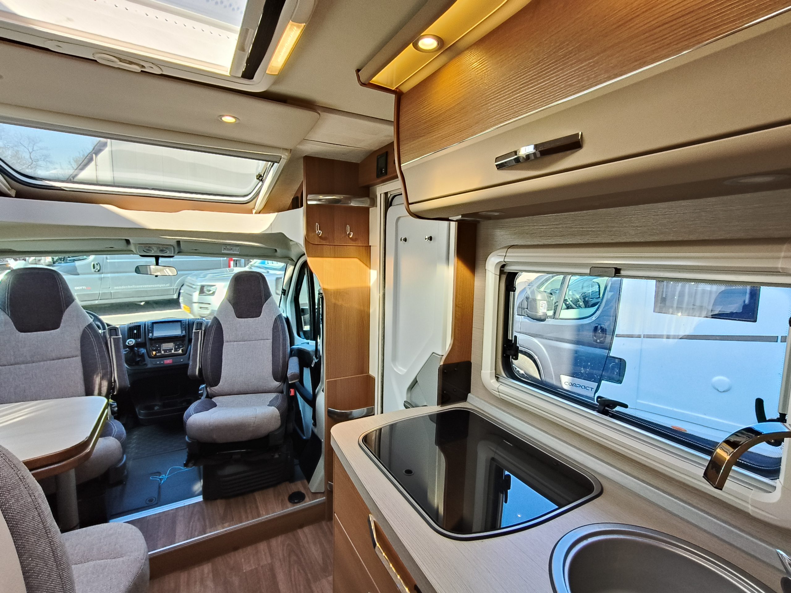 Knaus Van-TI 650 MEG Lengtebedden