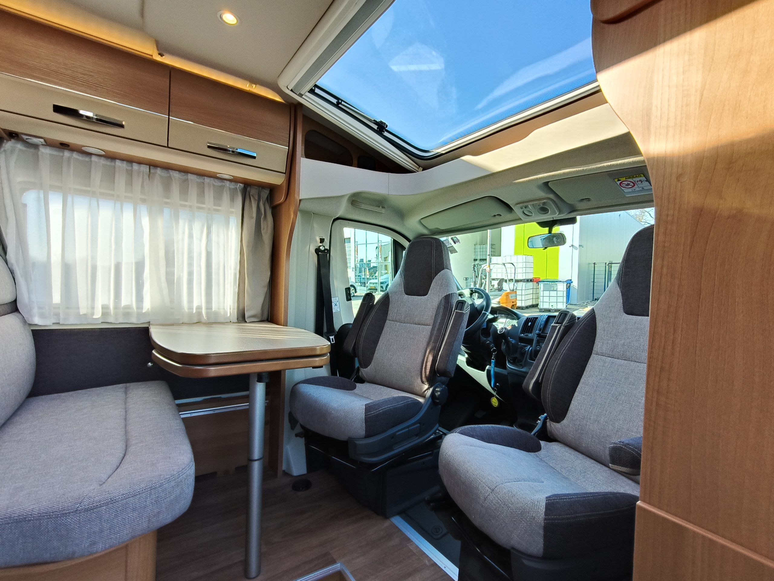 Knaus Van-TI 650 MEG Lengtebedden