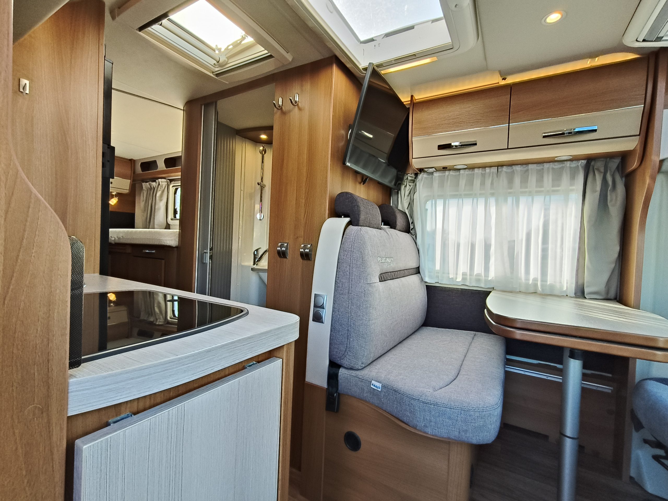 Knaus Van-TI 650 MEG Lengtebedden