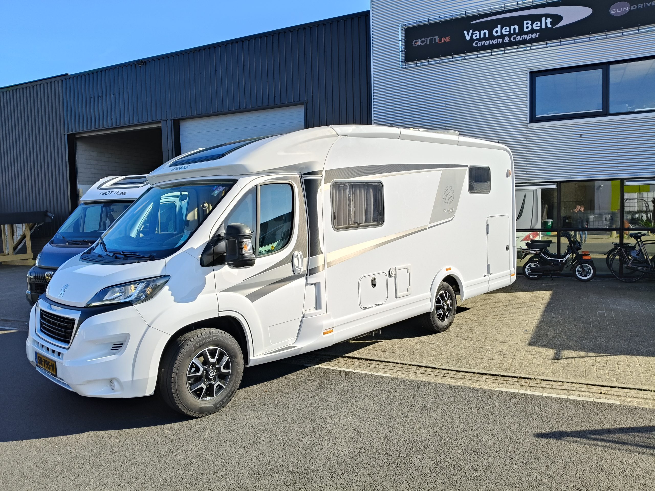 Knaus Van-TI 650 MEG Lengtebedden