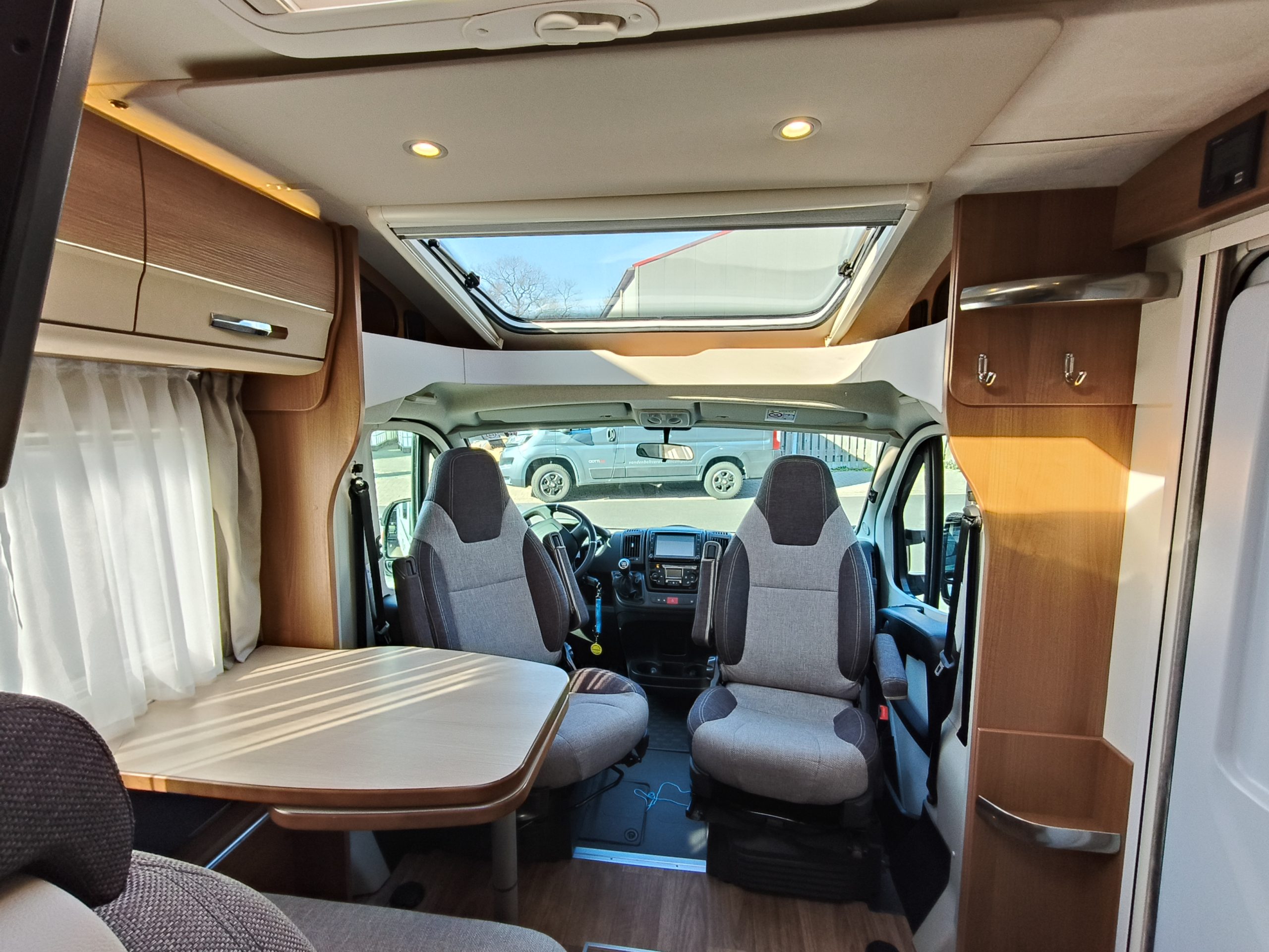 Knaus Van-TI 650 MEG Lengtebedden