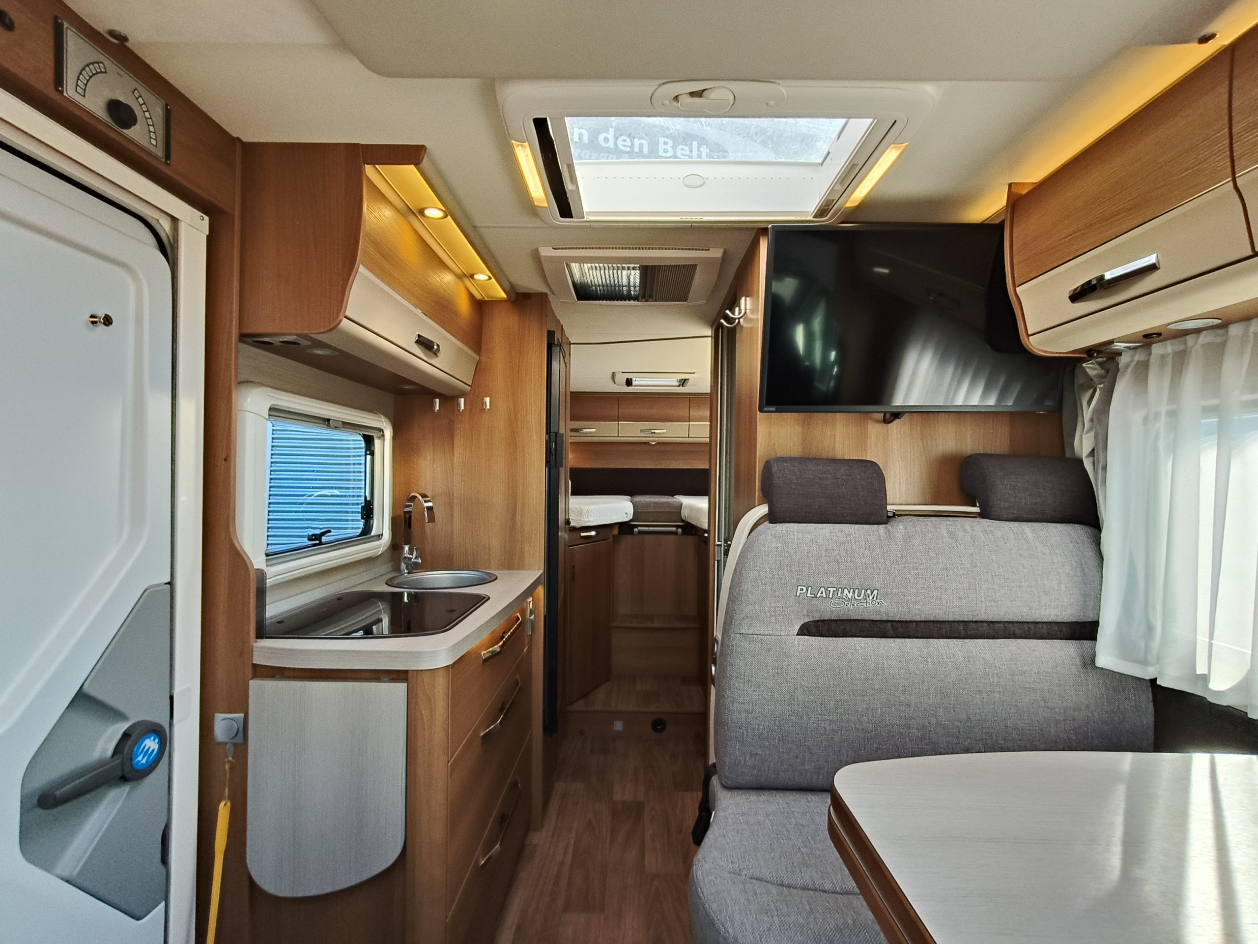 Knaus Van-TI 650 MEG Lengtebedden