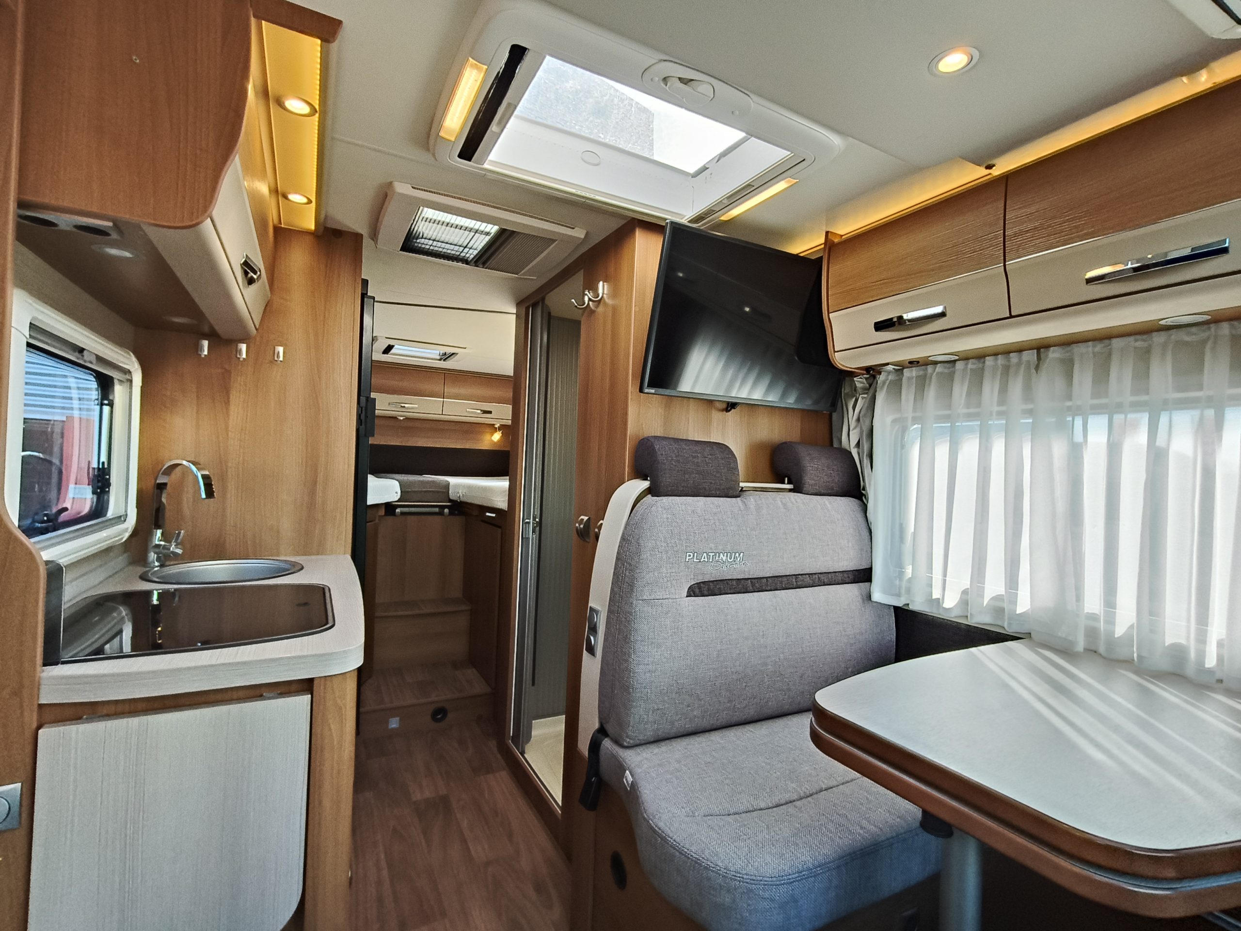 Knaus Van-TI 650 MEG Lengtebedden