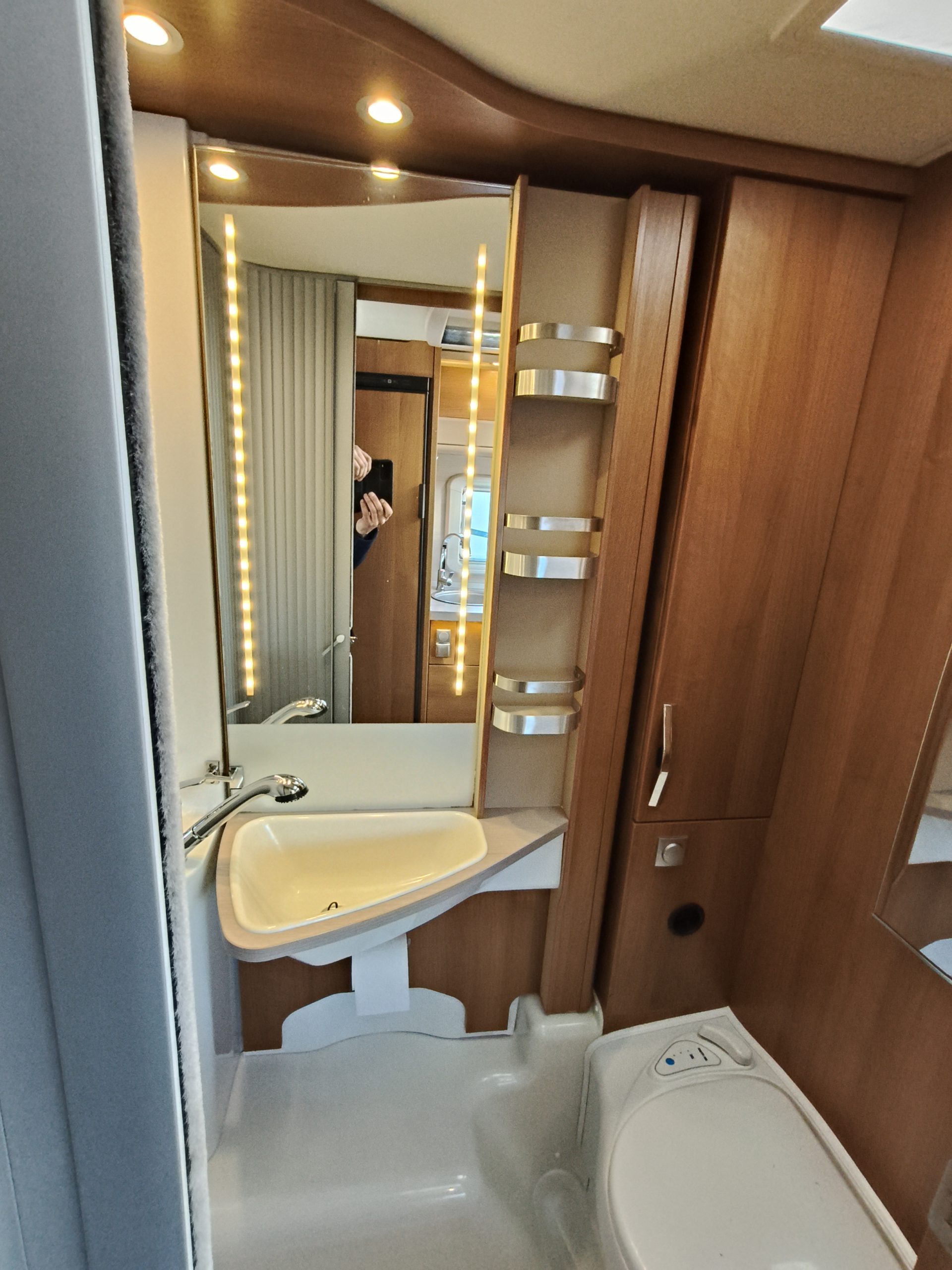 Knaus Van-TI 650 MEG Lengtebedden