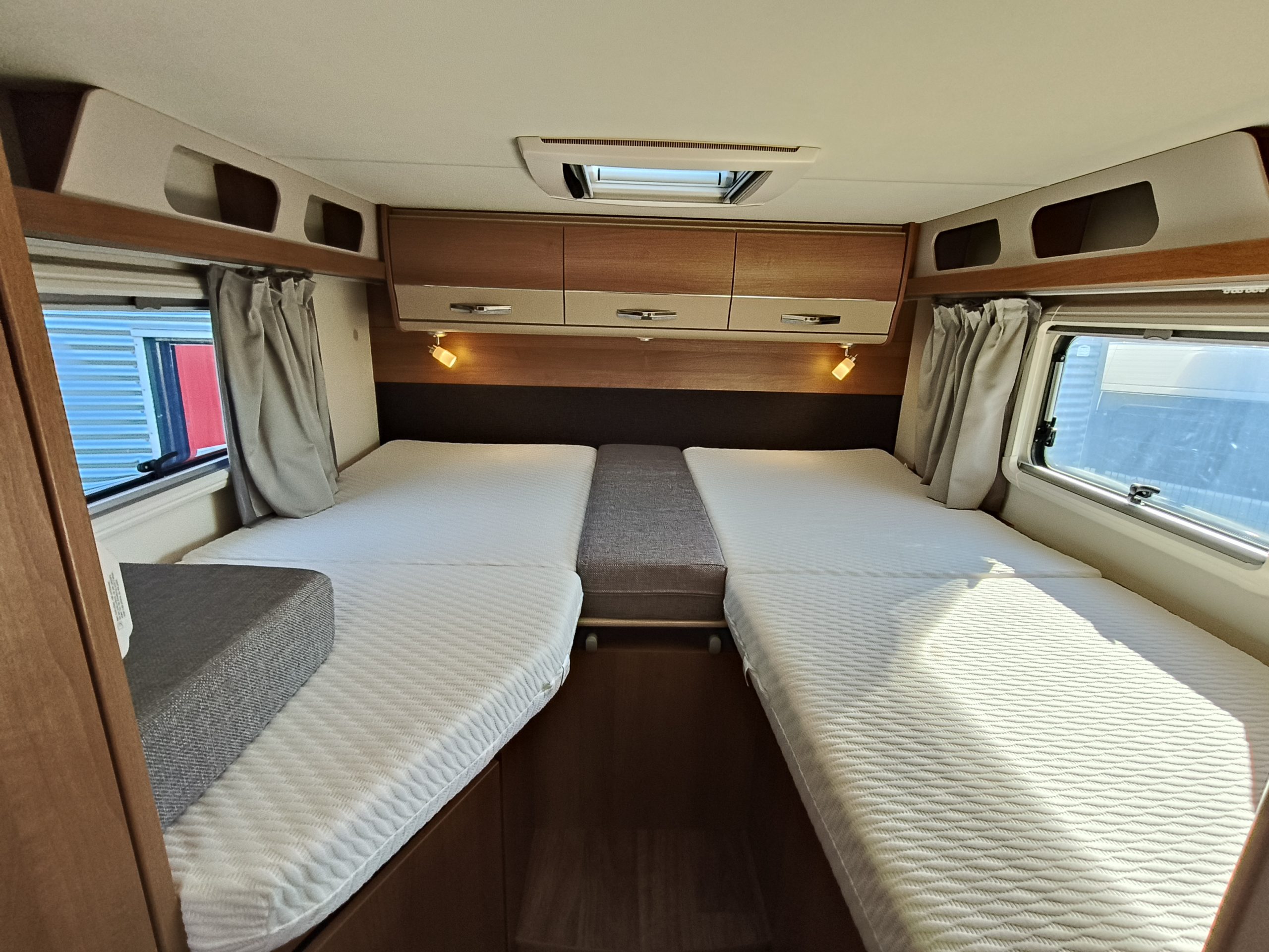 Knaus Van-TI 650 MEG Lengtebedden