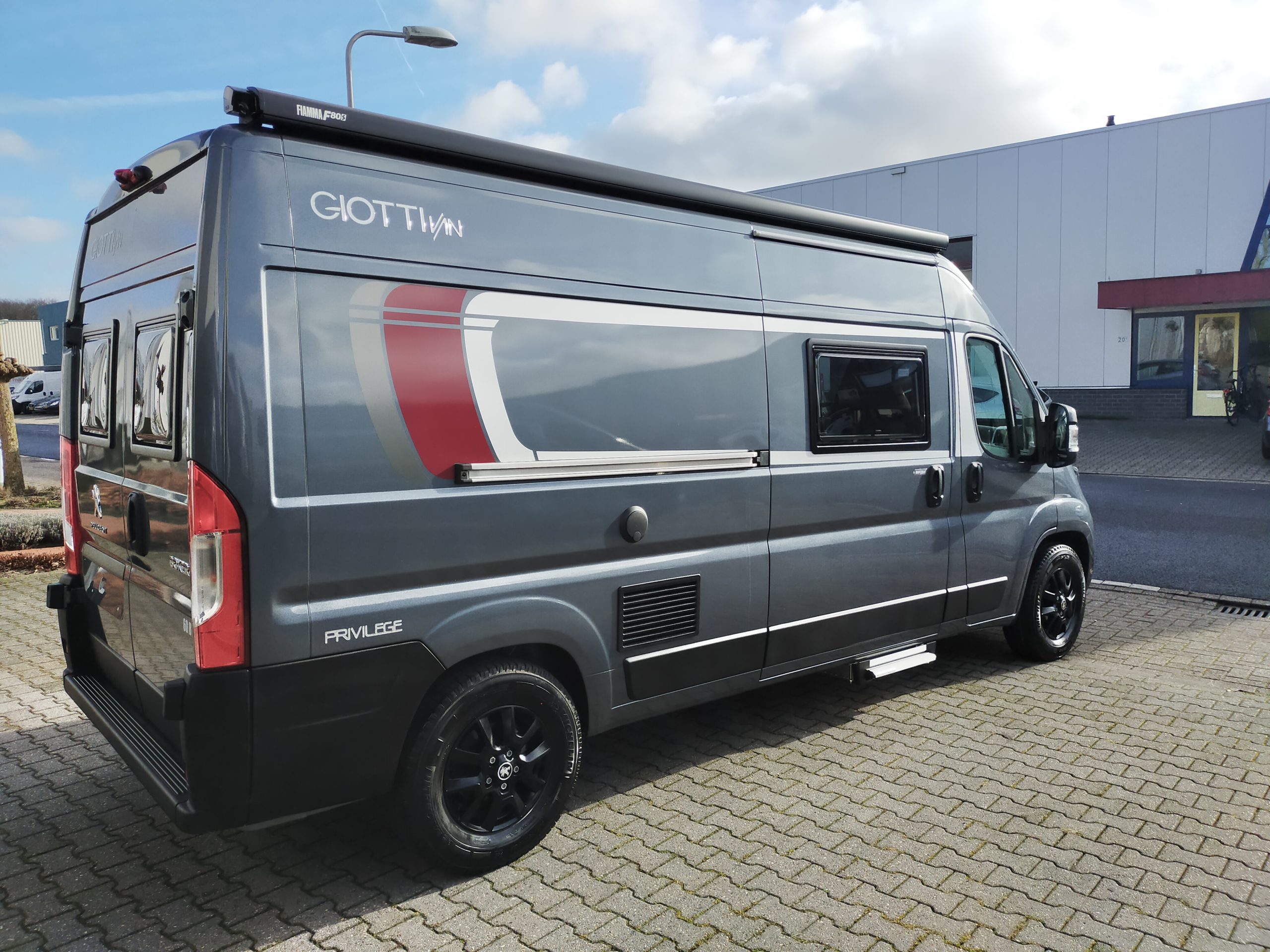 GiottiVan 60B 4 persoons met uitneembare stapelbedden