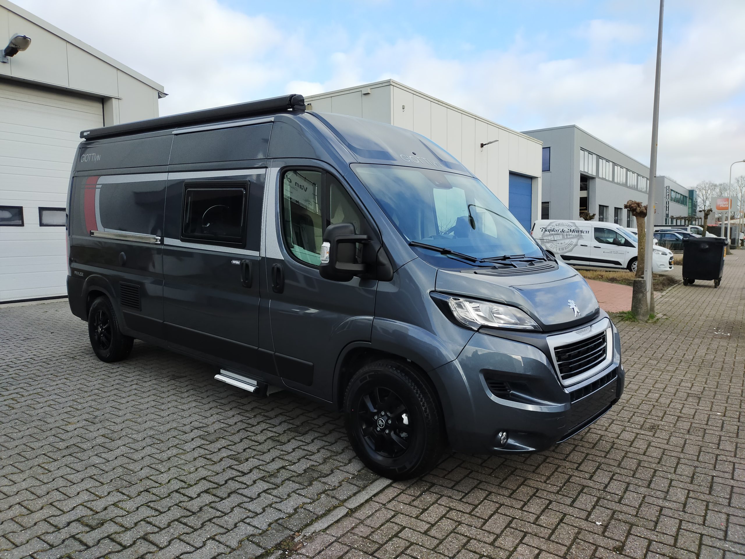 GiottiVan 60B 4 persoons met uitneembare stapelbedden