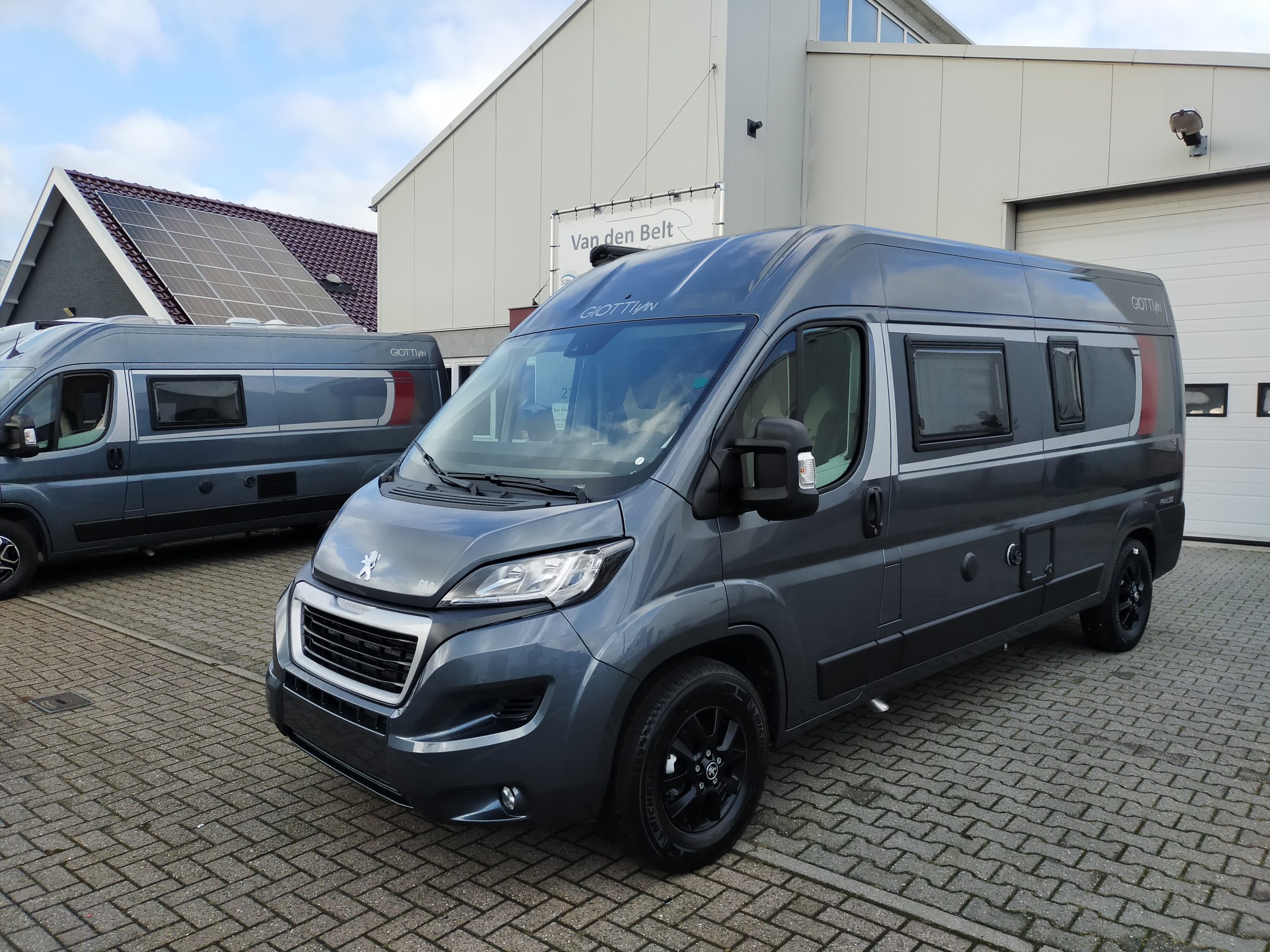 GiottiVan 60B 4 persoons met uitneembare stapelbedden