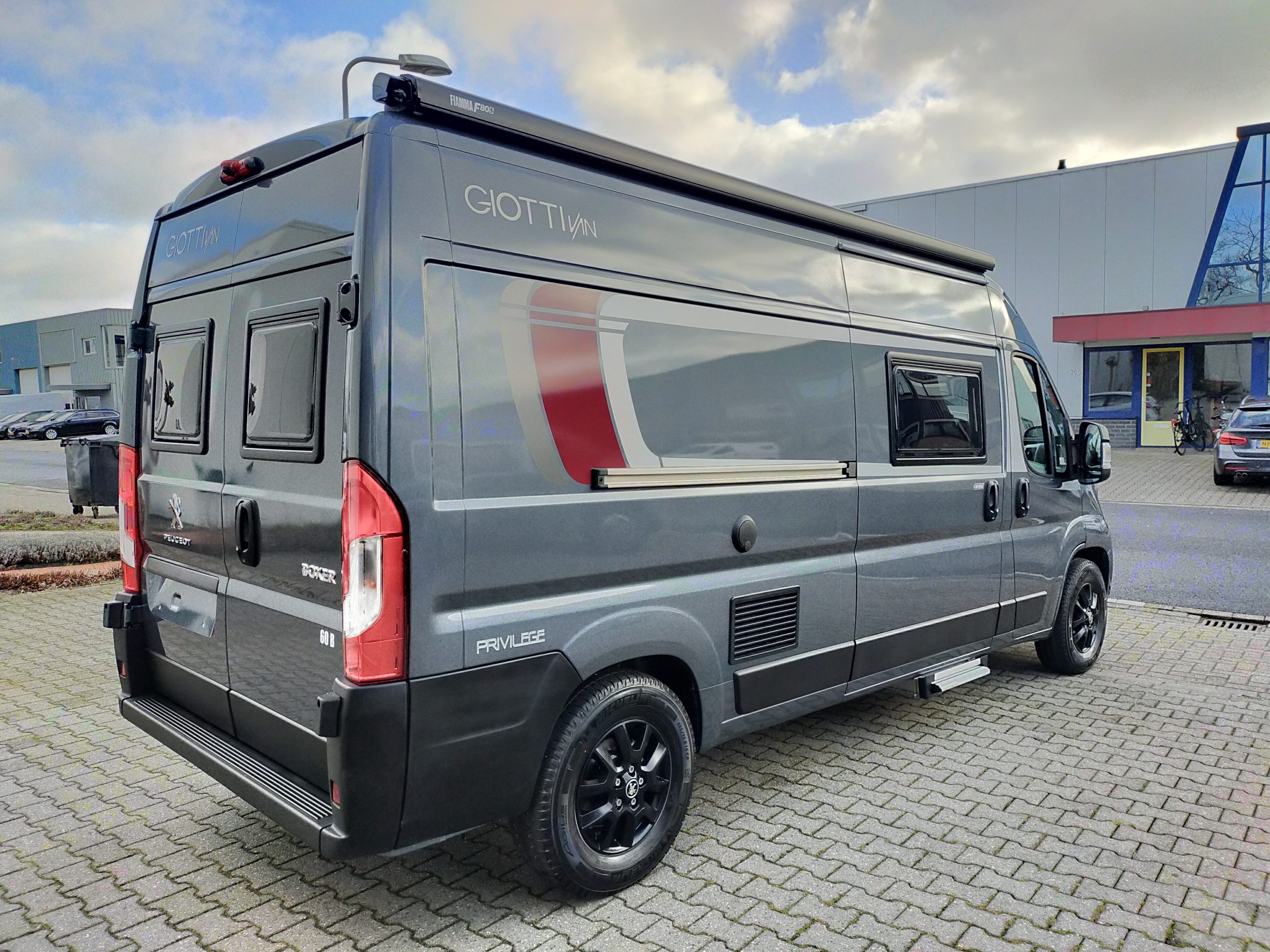 GiottiVan 60B 4 persoons met uitneembare stapelbedden