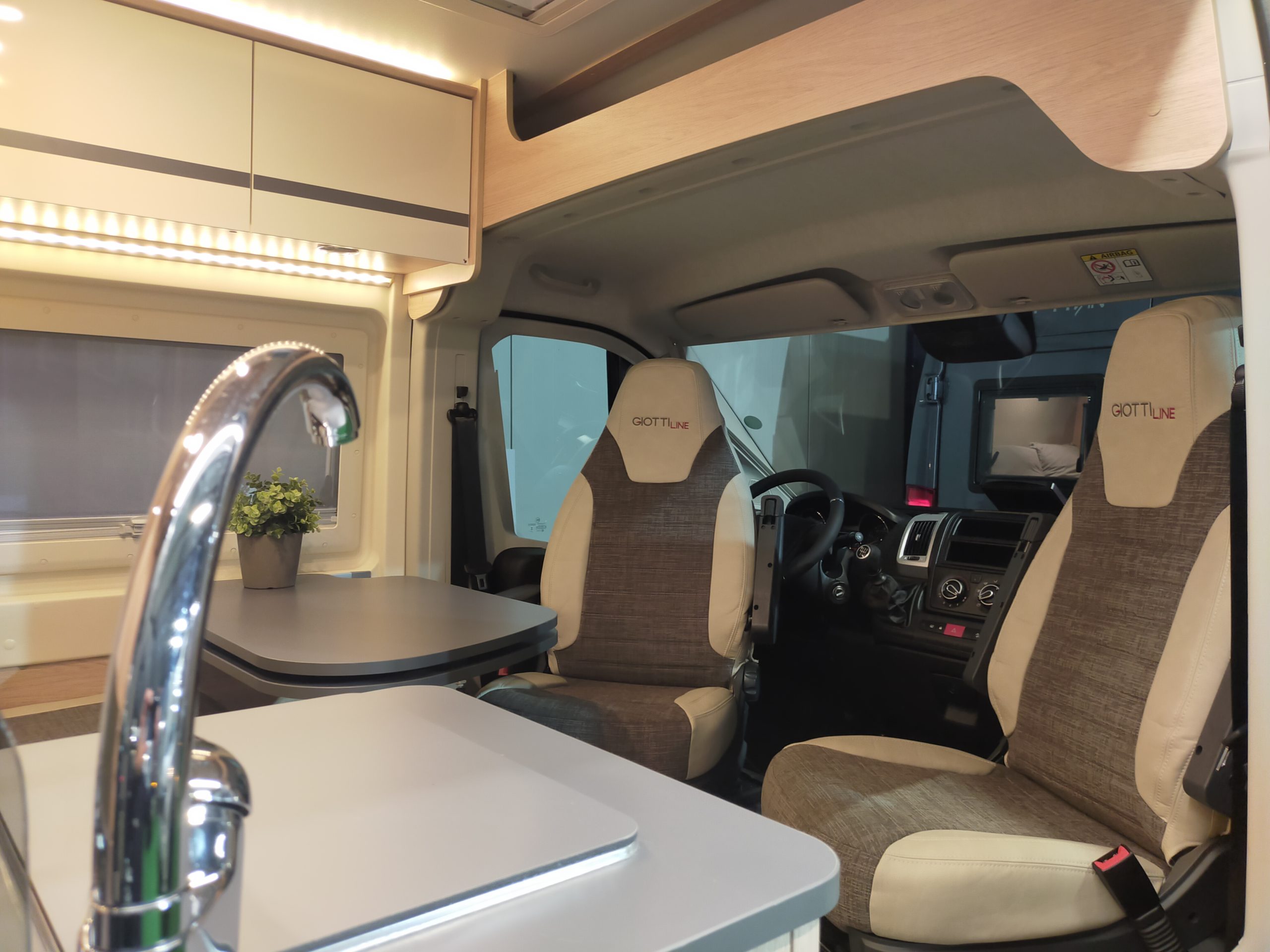 GiottiVan 60B 4 persoons met uitneembare stapelbedden