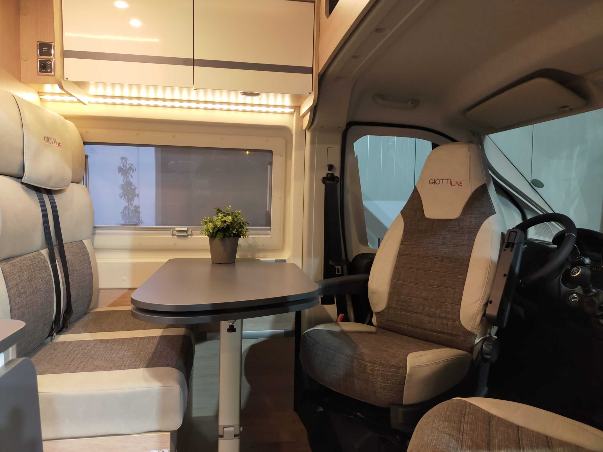 GiottiVan 60B 4 persoons met uitneembare stapelbedden