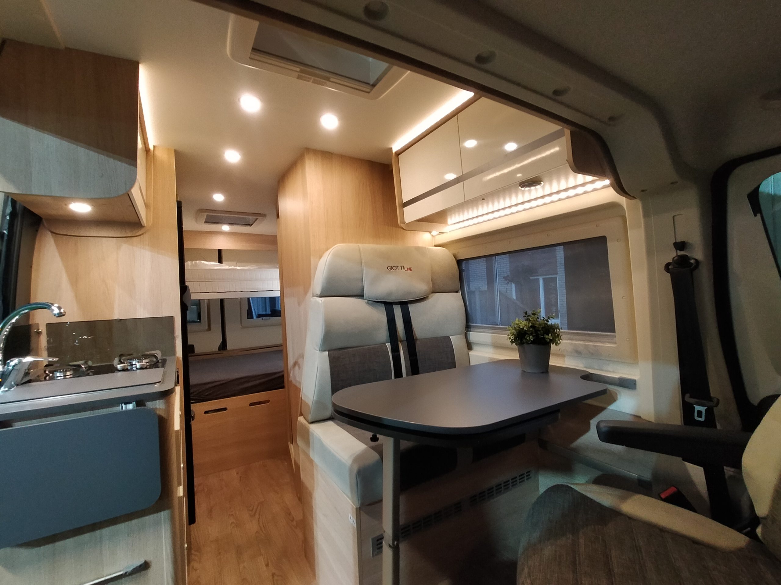 GiottiVan 60B 4 persoons met uitneembare stapelbedden