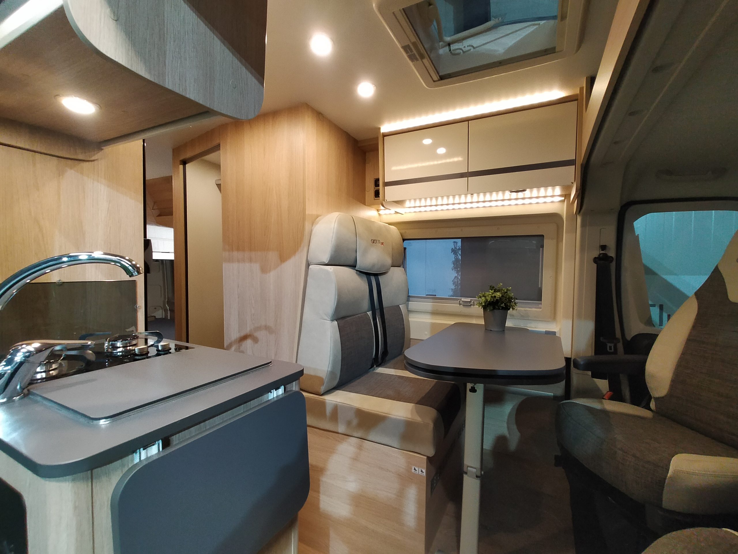 GiottiVan 60B 4 persoons met uitneembare stapelbedden