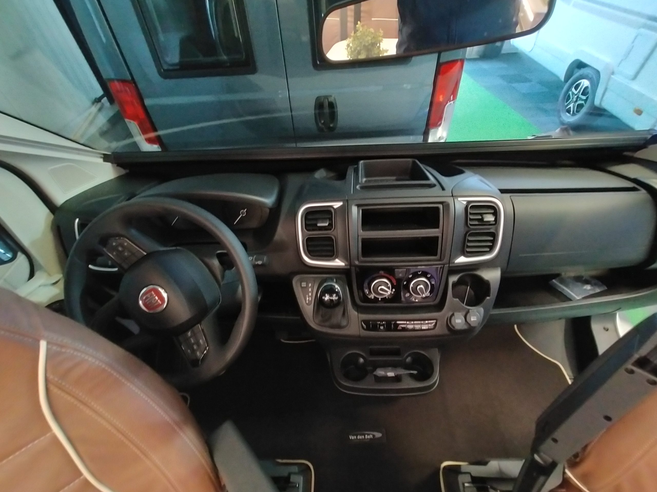 Sun Driver T695 Premium Queensbed en hefbed 5 gordel plekken. Automaat Nieuw!