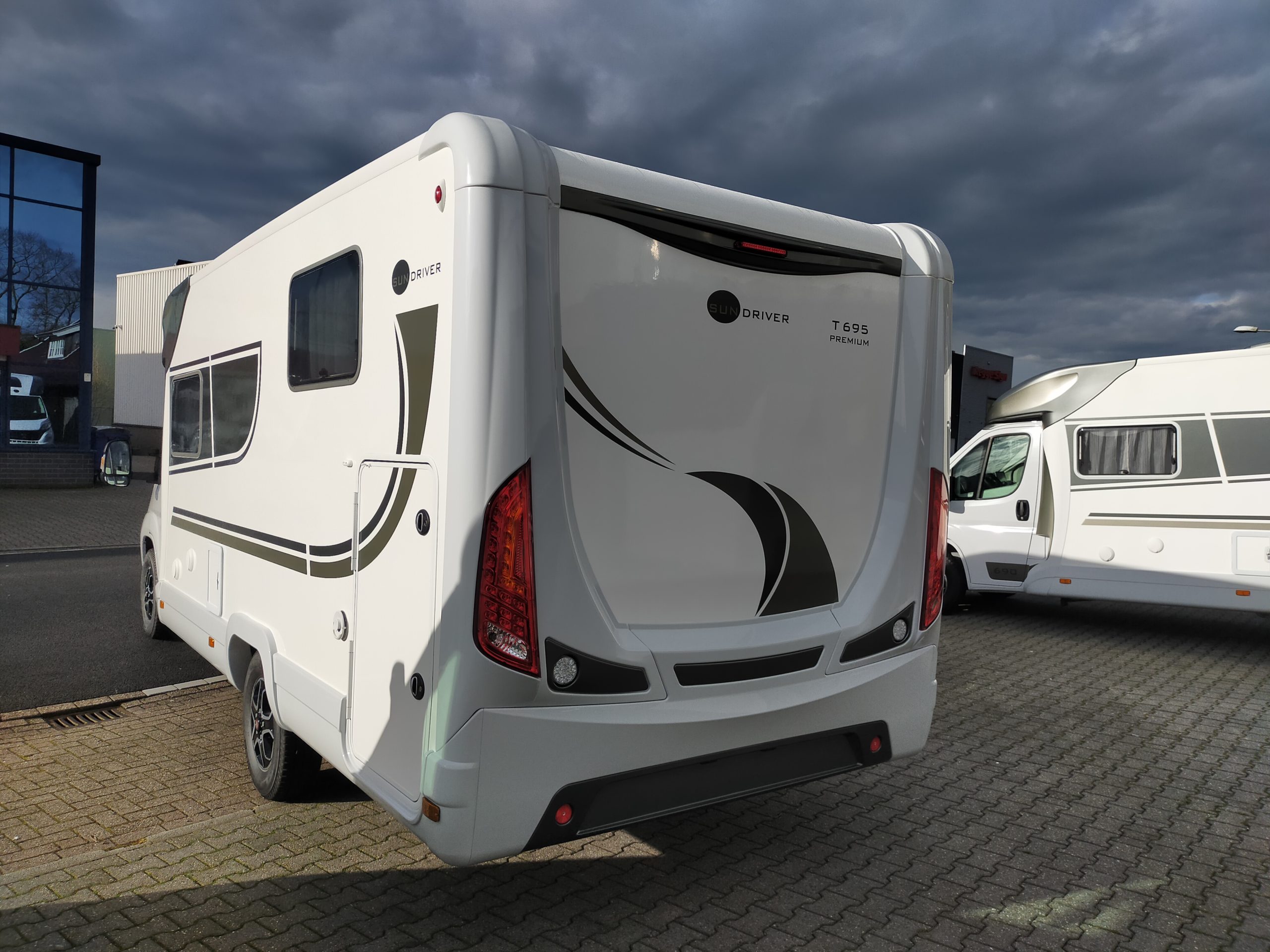 Sun Driver T695 Premium Queensbed en hefbed 5 gordel plekken. Automaat Nieuw!