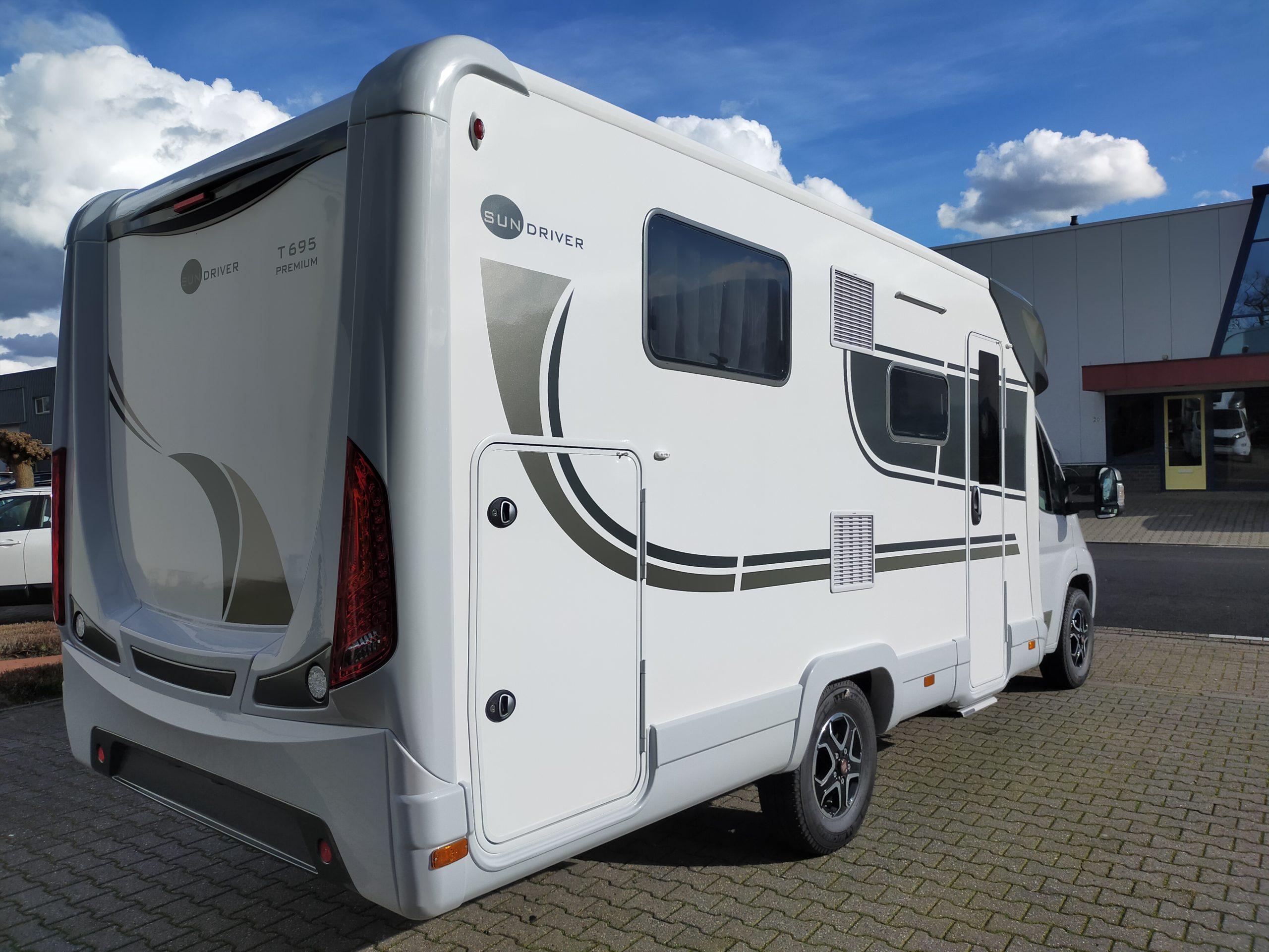 Sun Driver T695 Premium Queensbed en hefbed 5 gordel plekken. Automaat Nieuw!