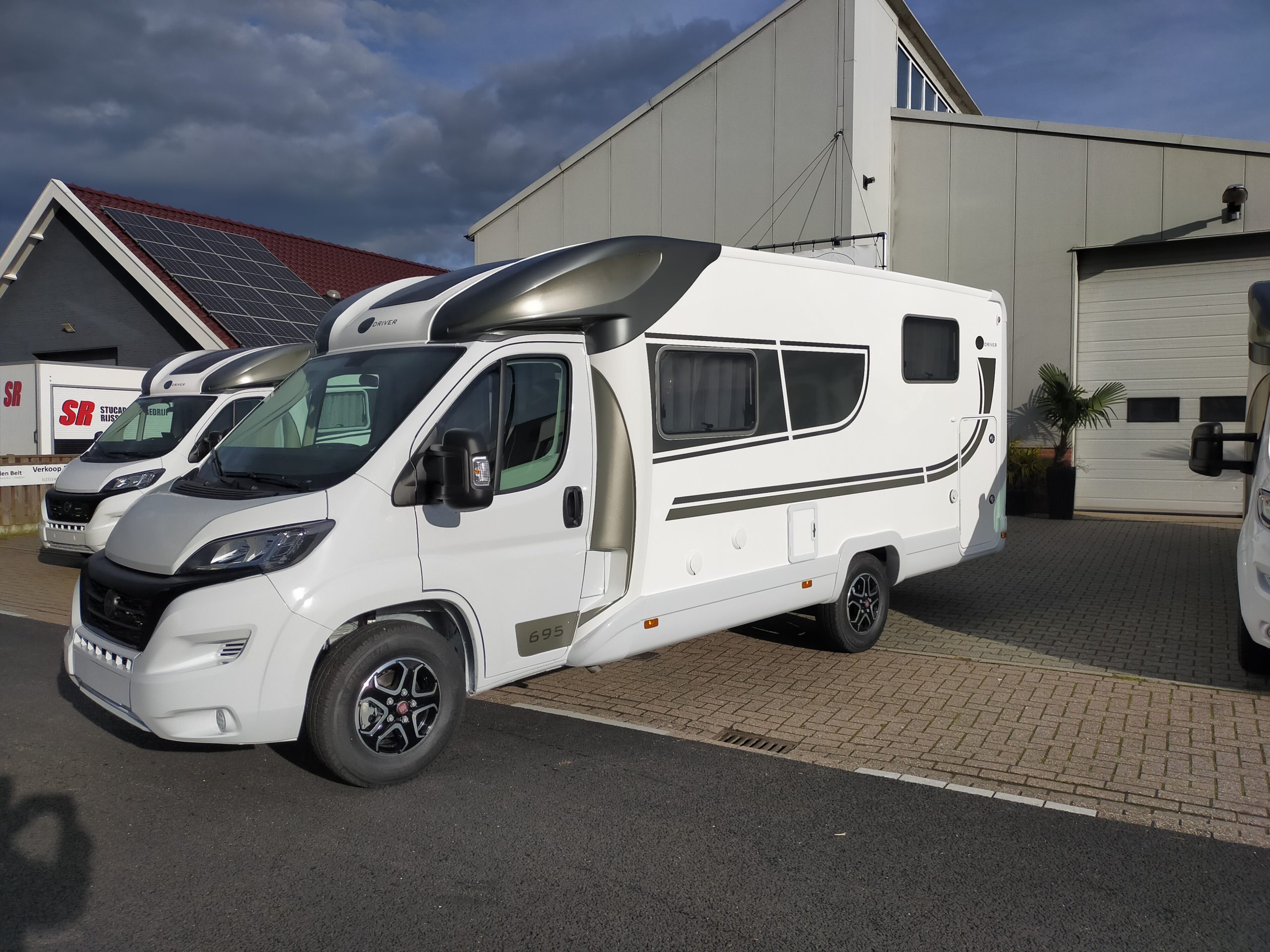 Sun Driver T695 Premium Queensbed en hefbed 5 gordel plekken. Automaat Nieuw!