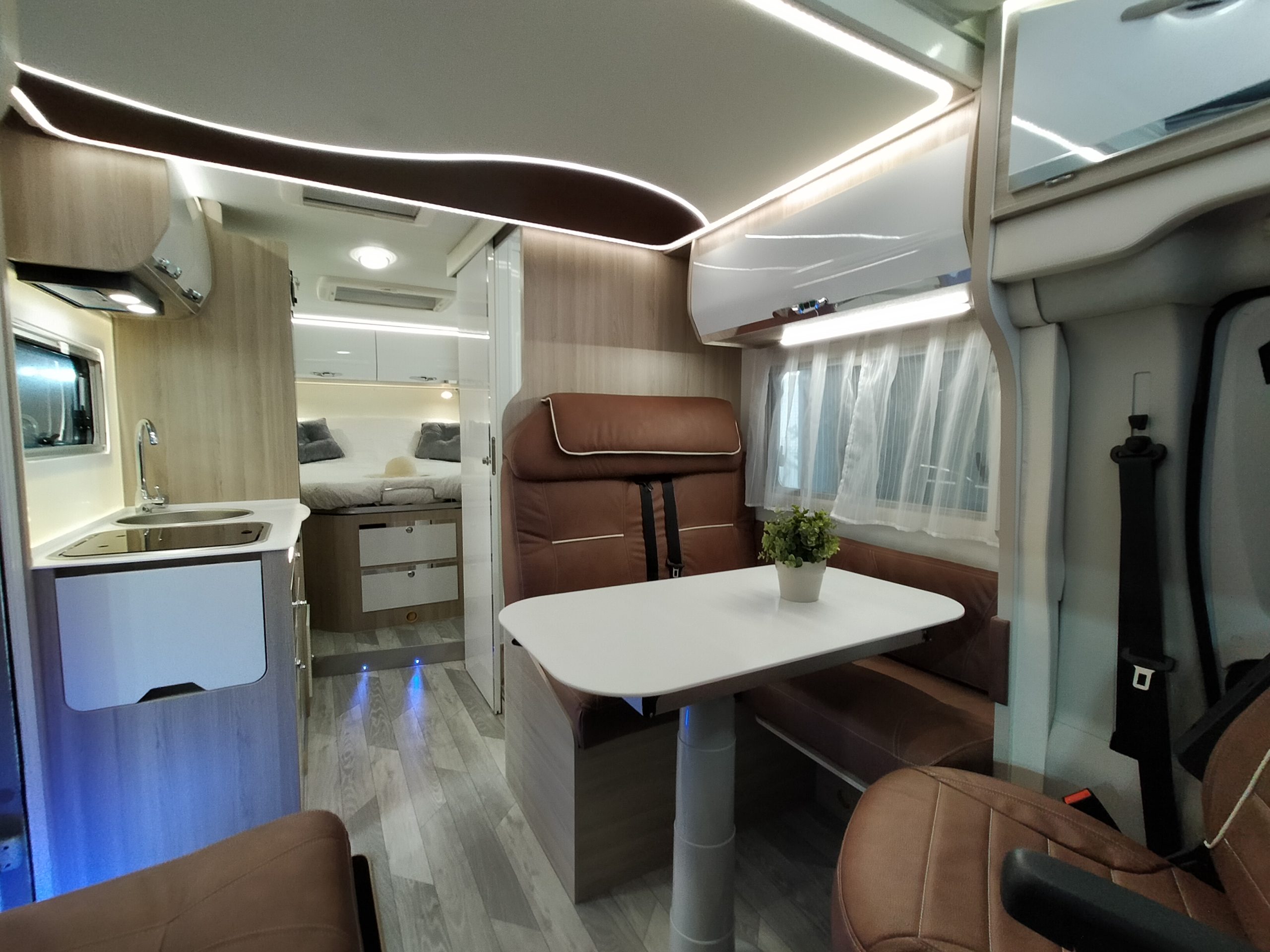 Sun Driver T695 Premium Queensbed en hefbed 5 gordel plekken. Automaat Nieuw!