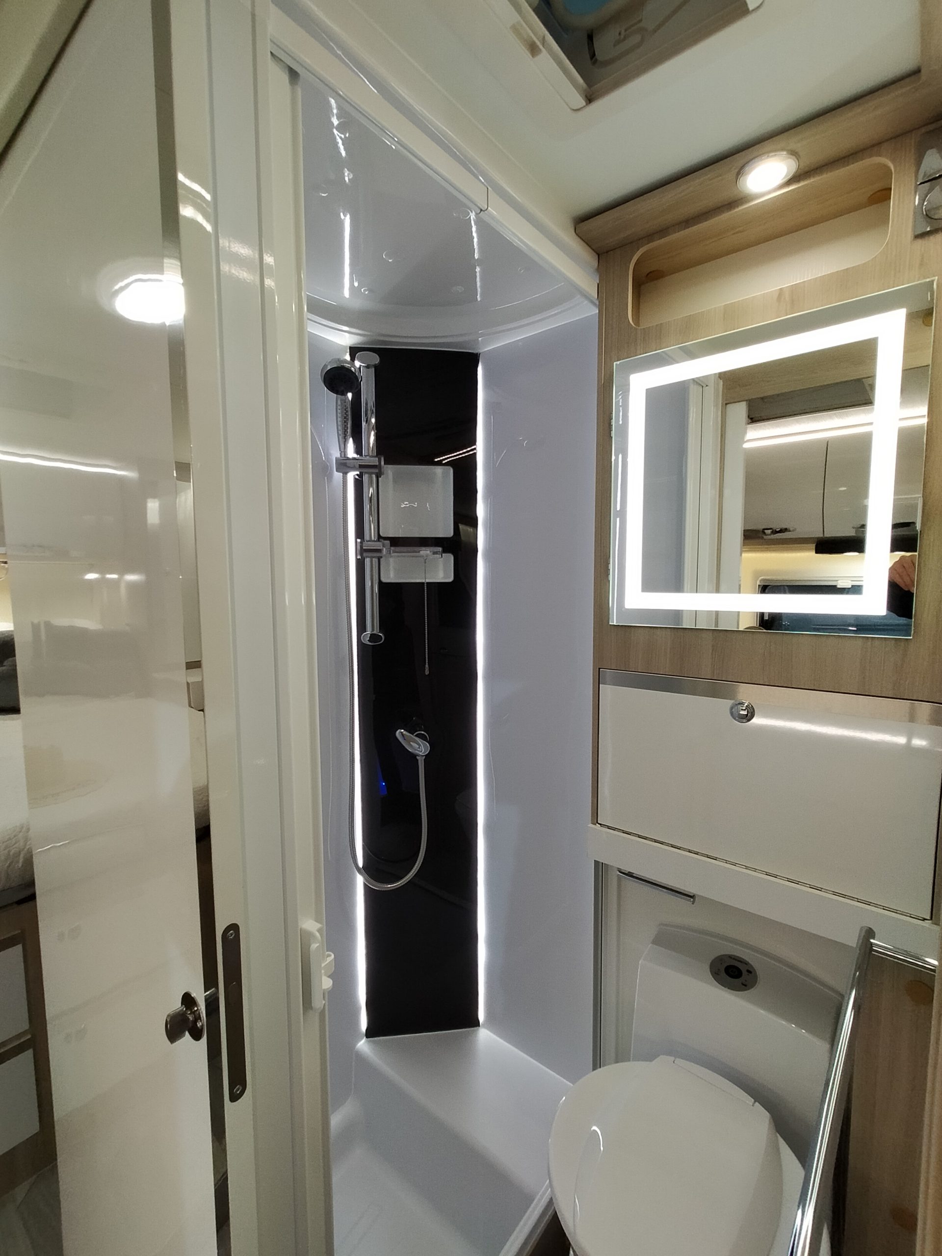 Sun Driver T695 Premium Queensbed en hefbed 5 gordel plekken. Automaat Nieuw!