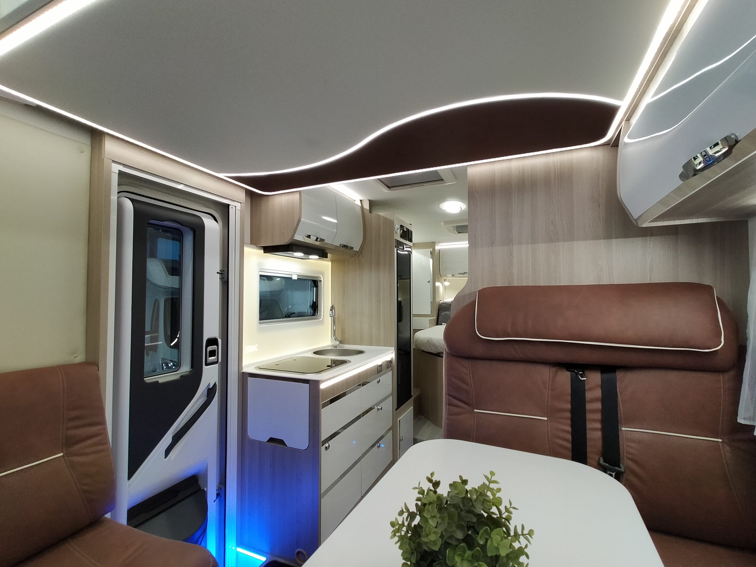 Sun Driver T695 Premium Queensbed en hefbed 5 gordel plekken. Automaat Nieuw!