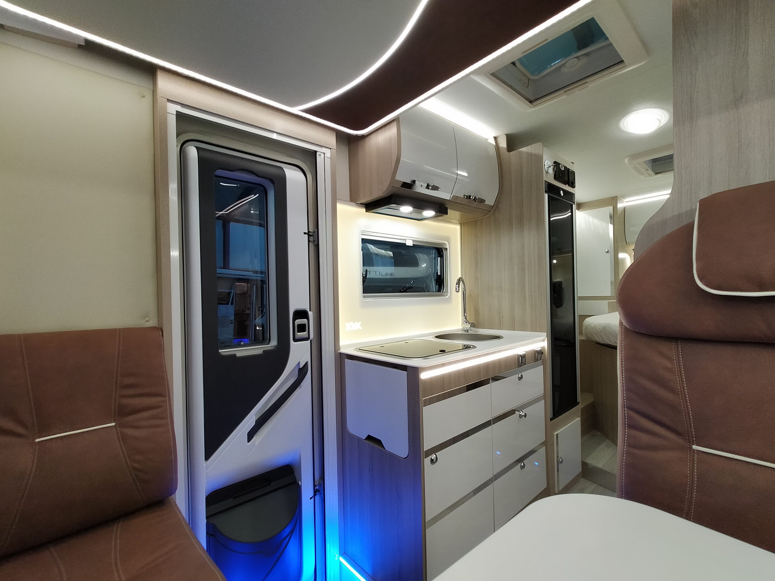 Sun Driver T695 Premium Queensbed en hefbed 5 gordel plekken. Automaat Nieuw!