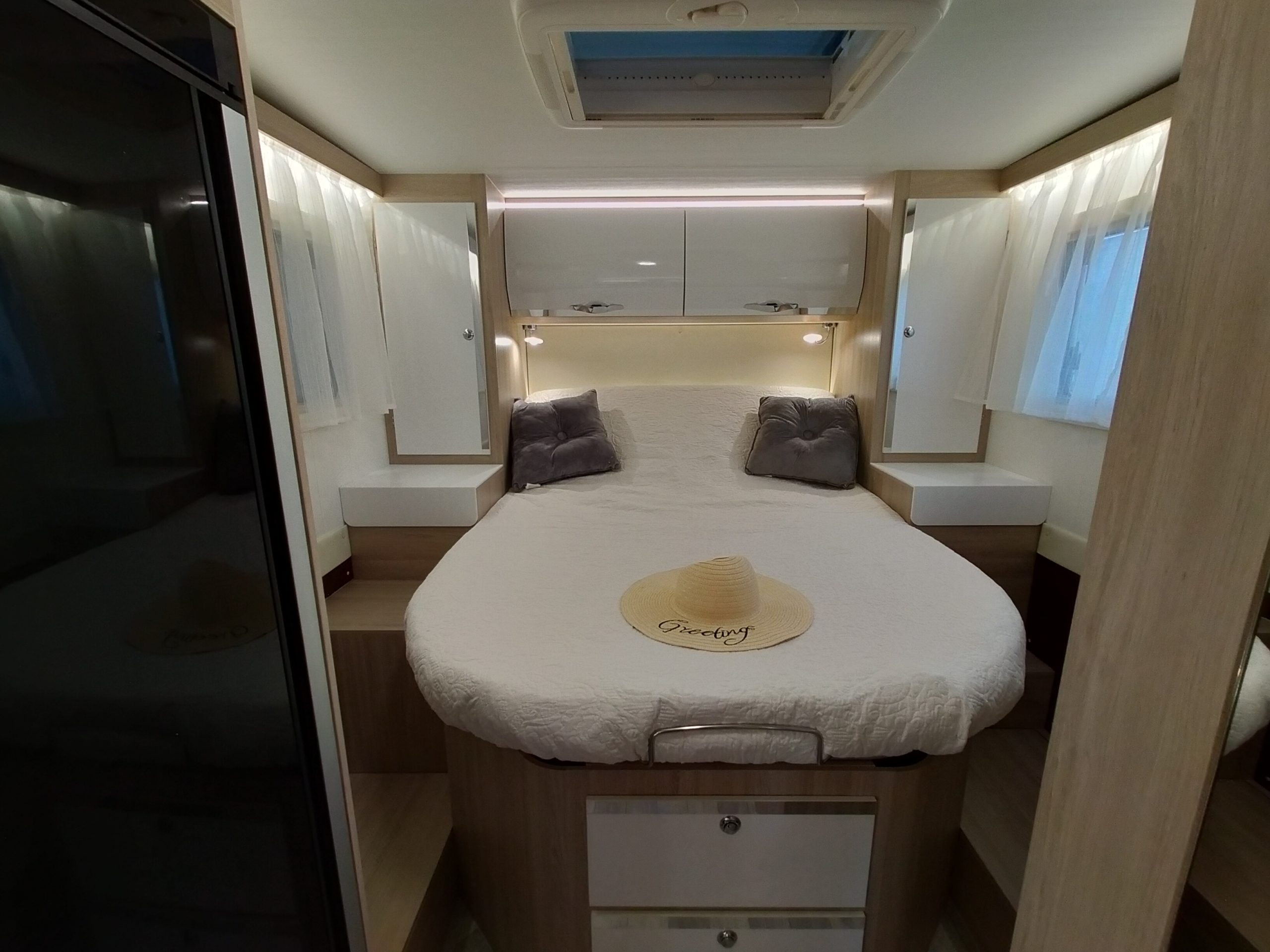 Sun Driver T695 Premium Queensbed en hefbed 5 gordel plekken. Automaat Nieuw!