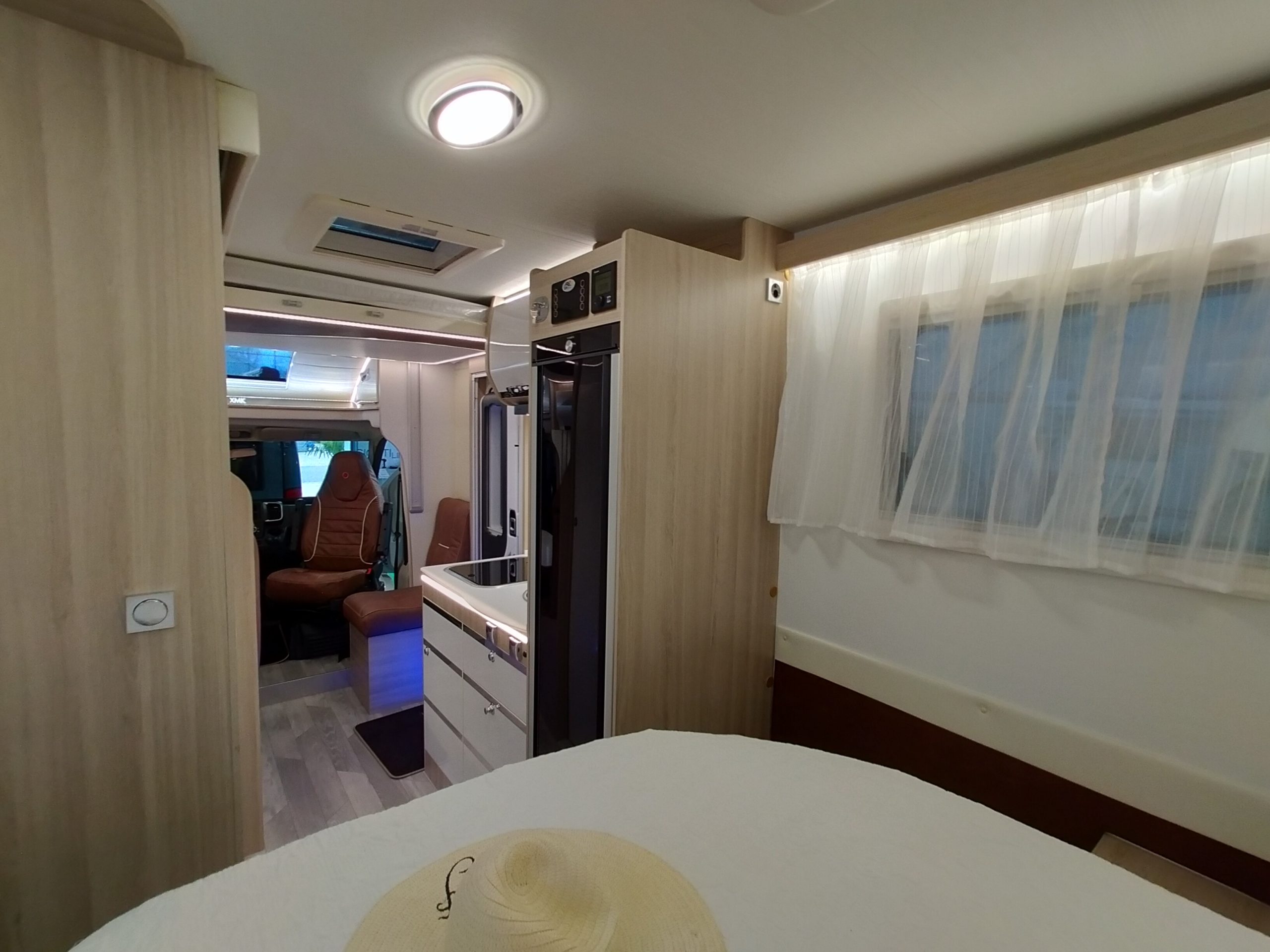 Sun Driver T695 Premium Queensbed en hefbed 5 gordel plekken. Automaat Nieuw!