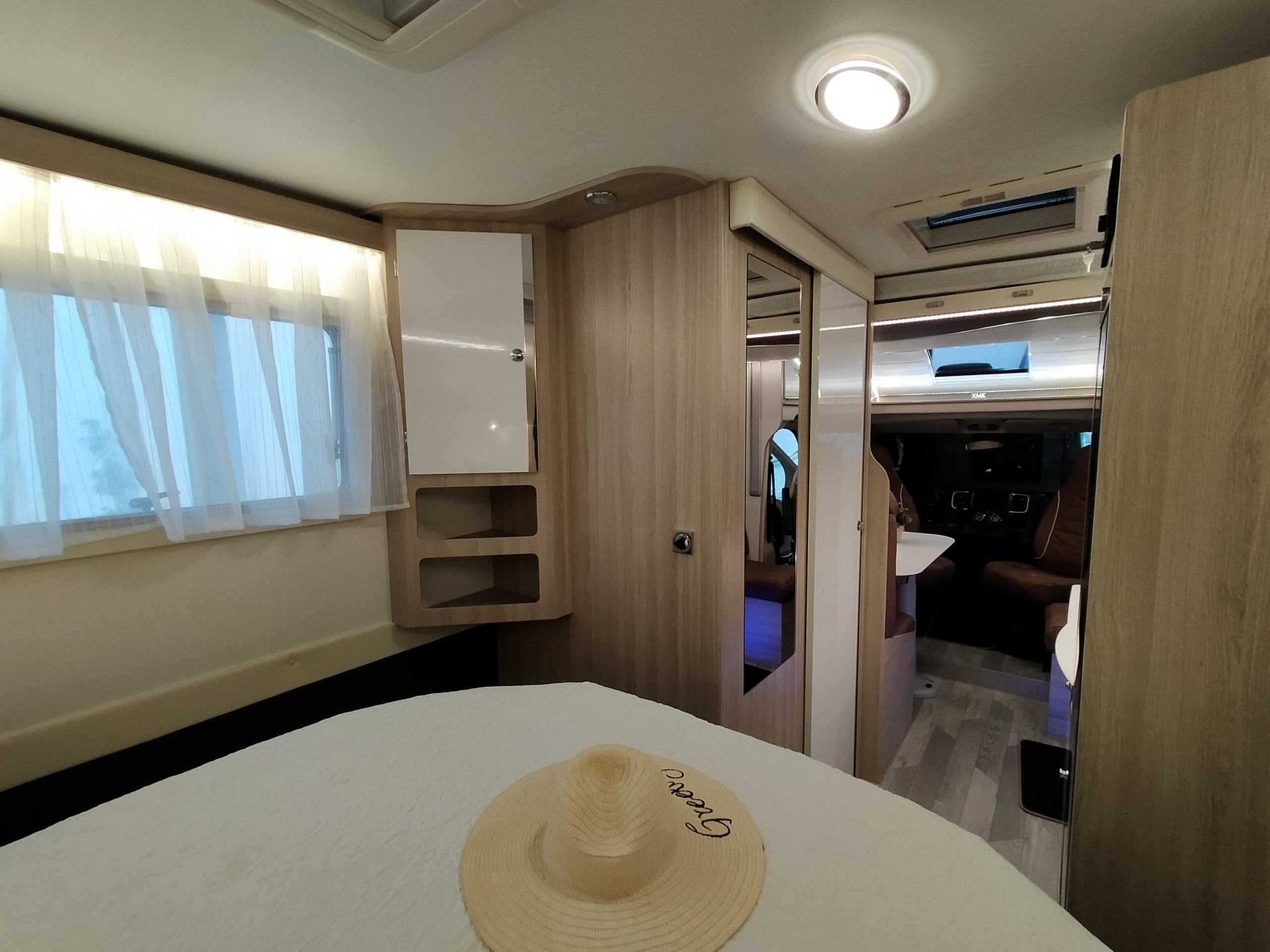 Sun Driver T695 Premium Queensbed en hefbed 5 gordel plekken. Automaat Nieuw!