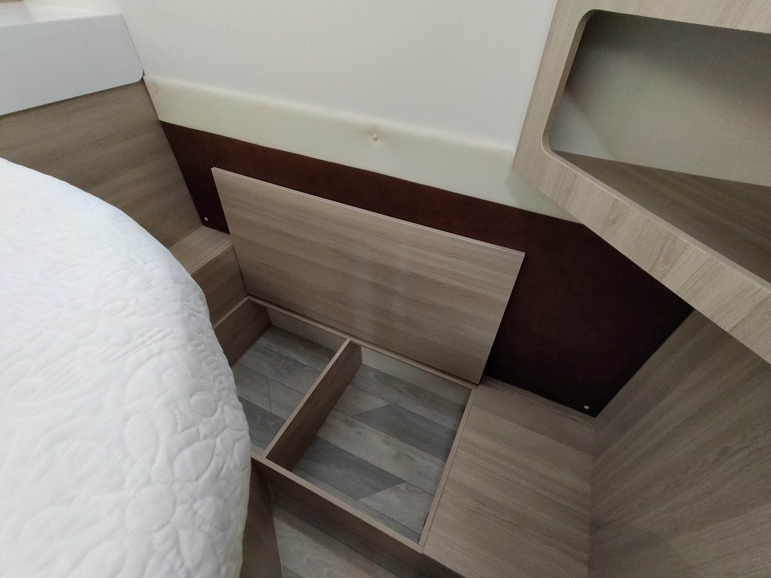 Sun Driver T695 Premium Queensbed en hefbed 5 gordel plekken. Automaat Nieuw!