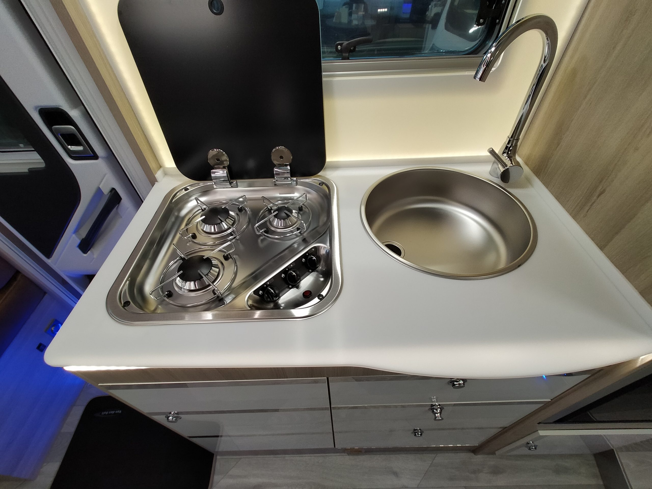 Sun Driver T695 Premium Queensbed en hefbed 5 gordel plekken. Automaat Nieuw!