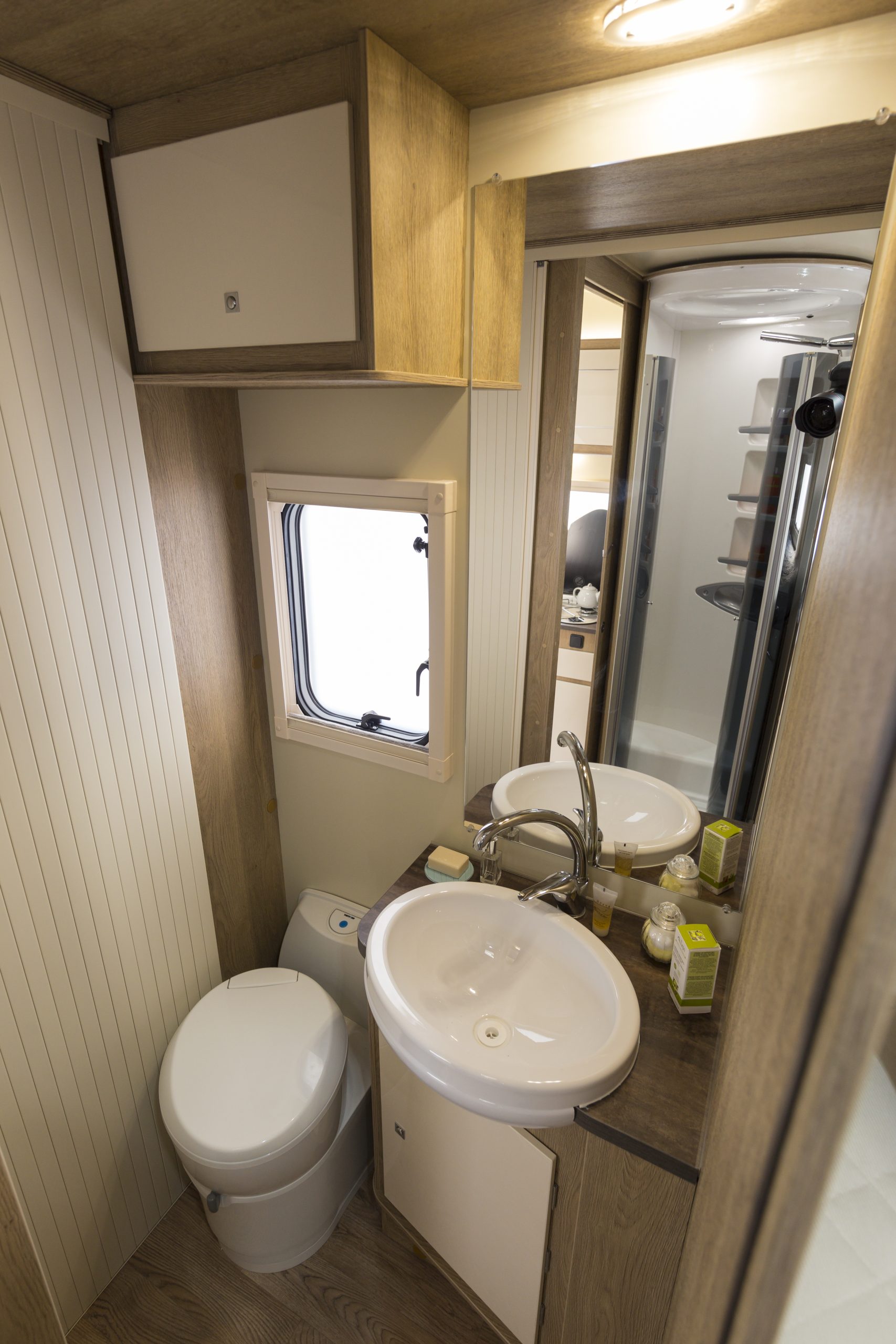 Sun DriverT580 enkelebedden/lengtebedden en hefbed 5 persoons!