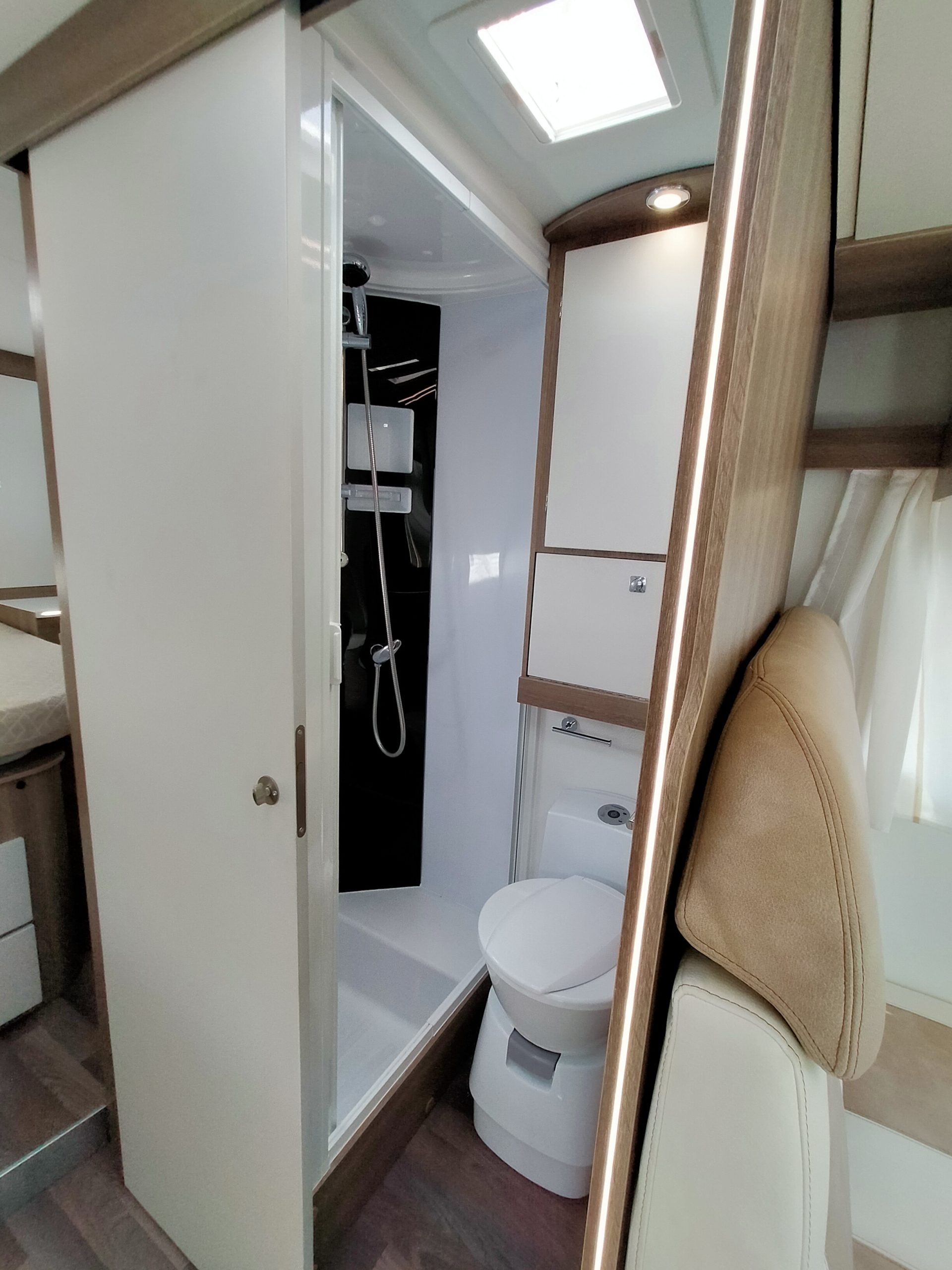 Sun Driver T695 Elegance Queensbed en hefbed 5 gordel plekken.