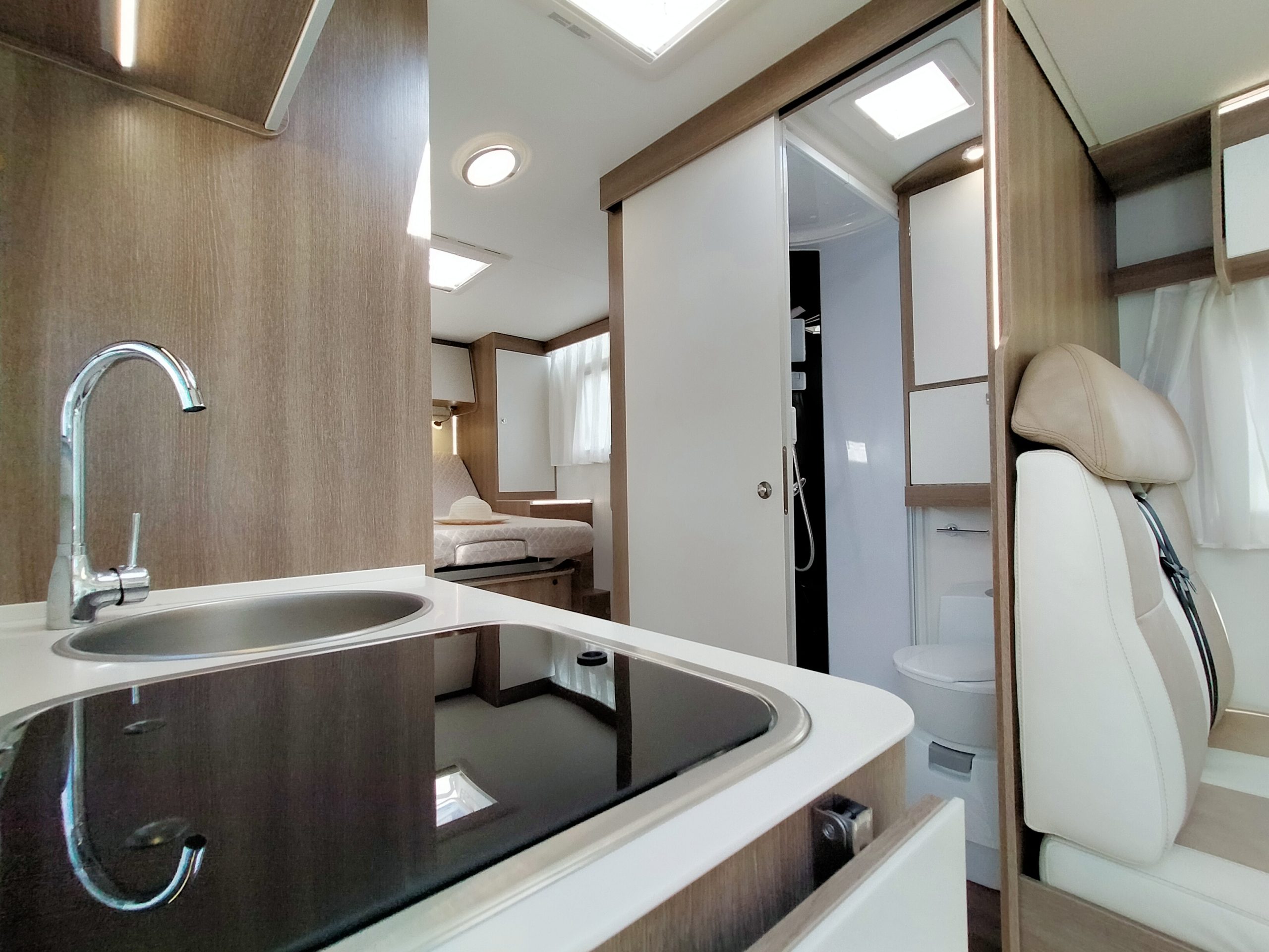 Sun Driver T695 Elegance Queensbed en hefbed 5 gordel plekken.