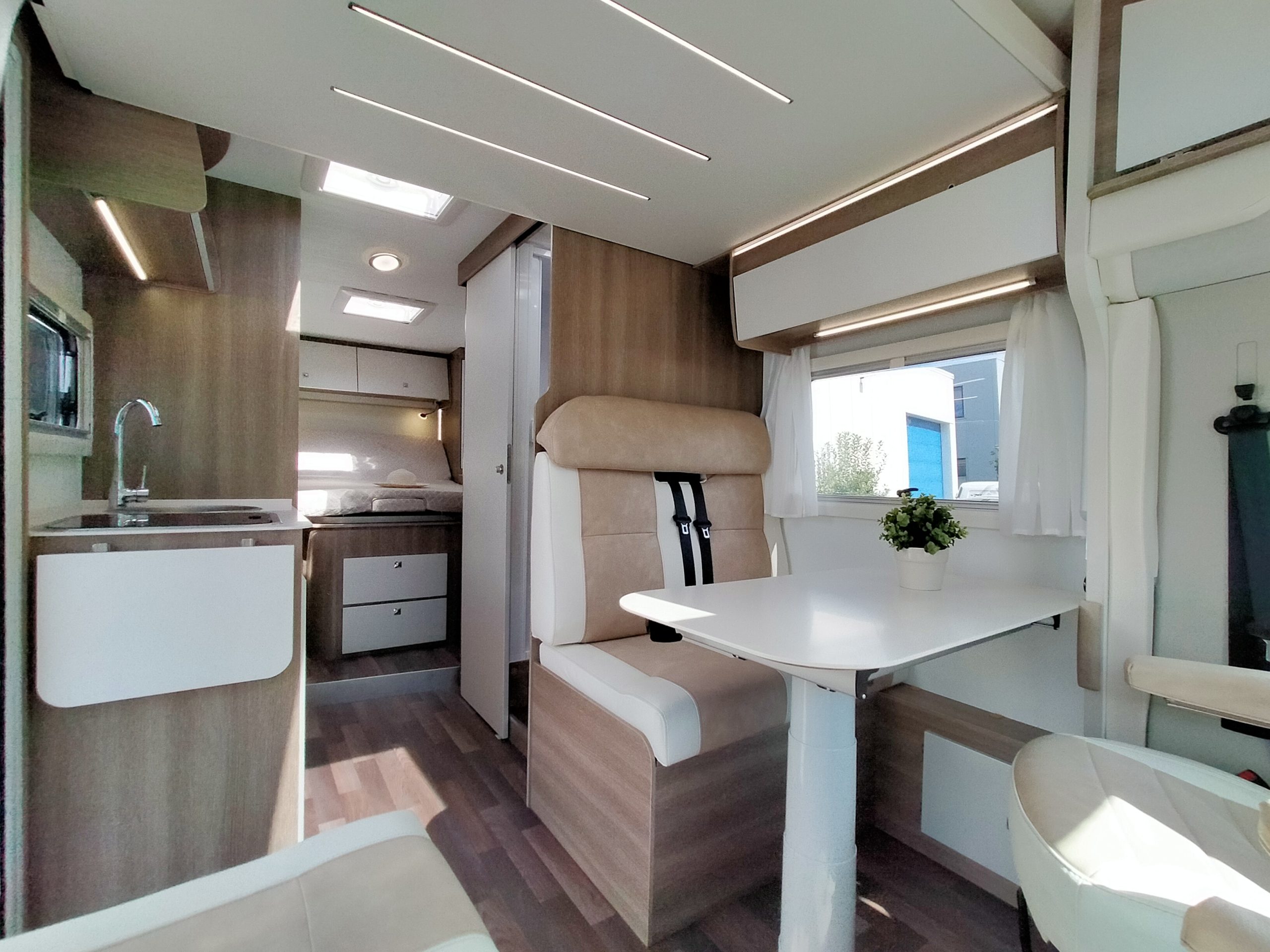 Sun Driver T695 Elegance Queensbed en hefbed 5 gordel plekken.