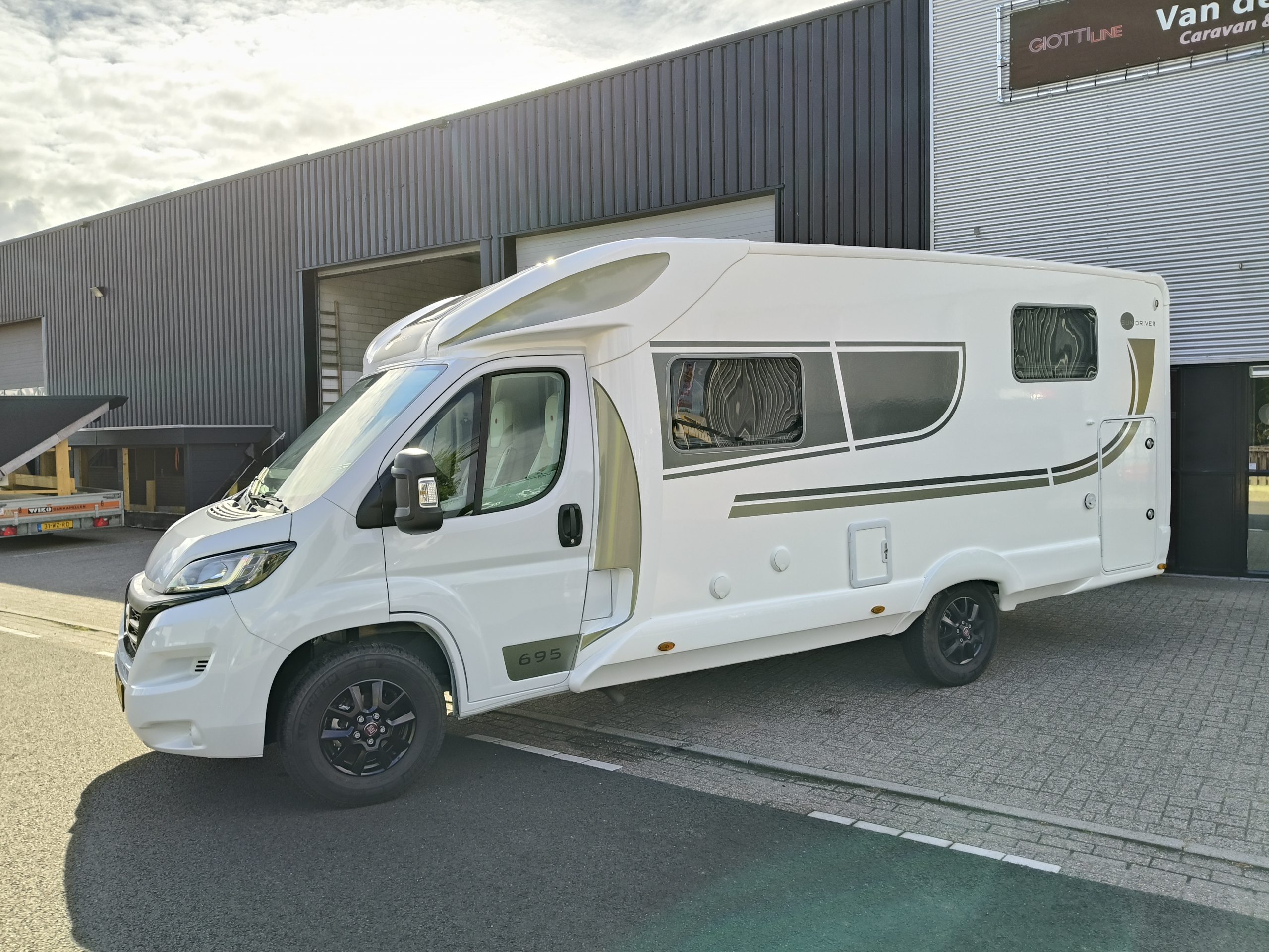 Sun Driver T695 Elegance Queensbed en hefbed 5 gordel plekken.