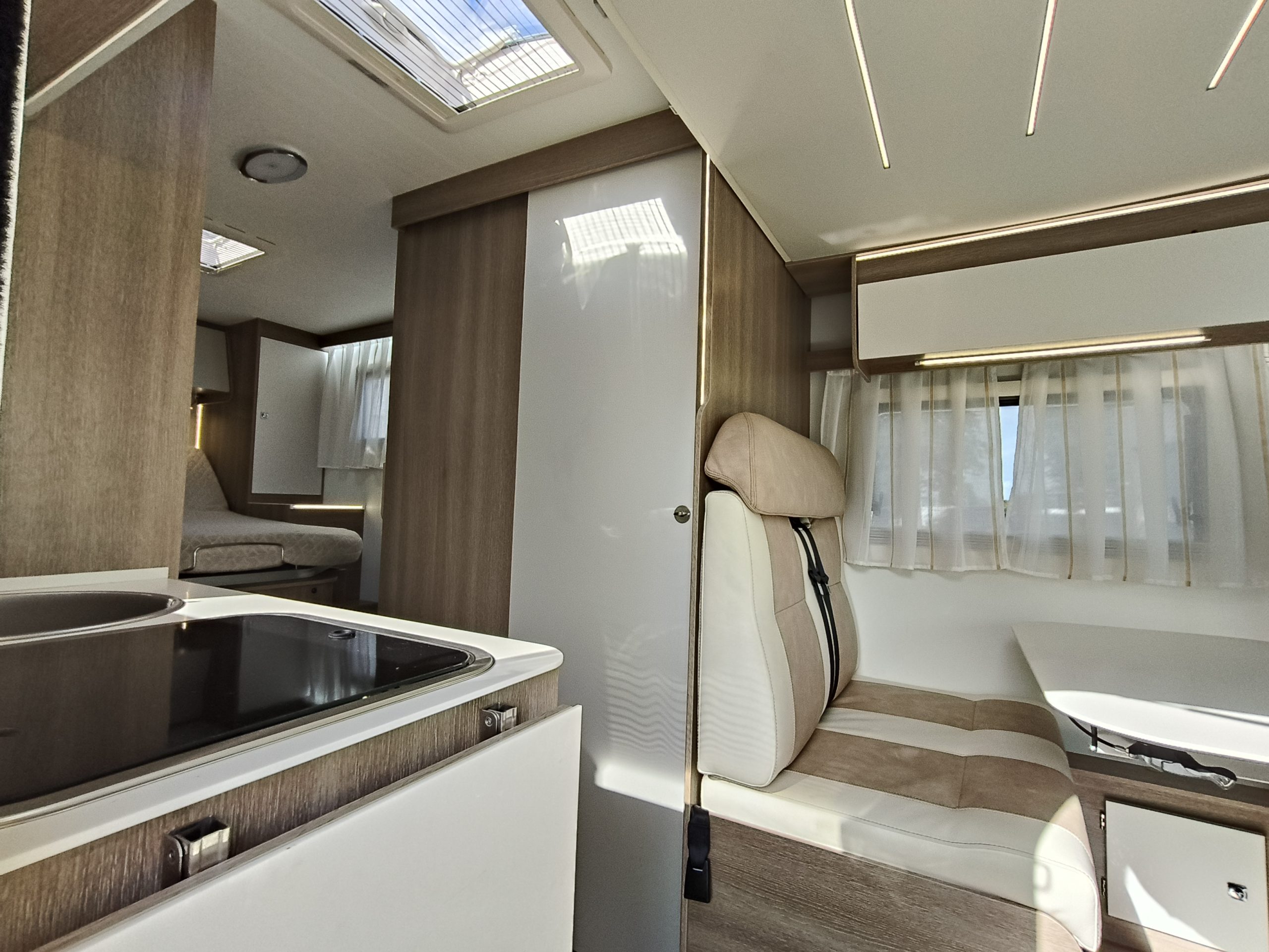 Sun Driver T695 Elegance Queensbed en hefbed 5 gordel plekken.