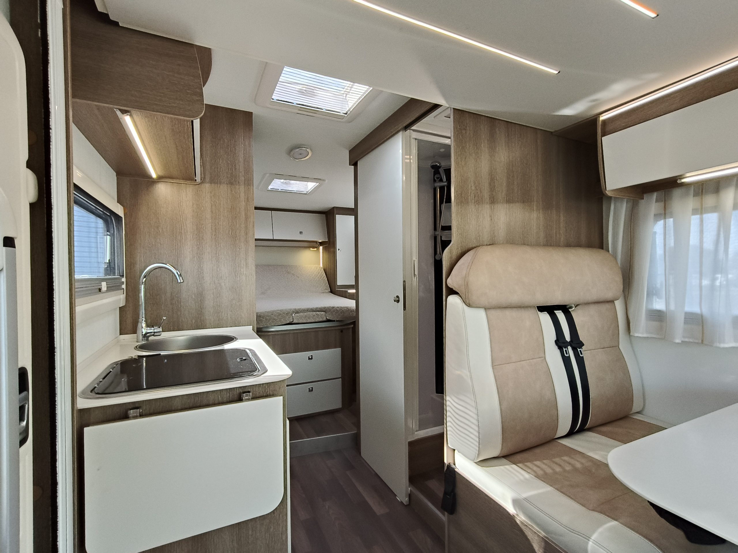 Sun Driver T695 Elegance Queensbed en hefbed 5 gordel plekken.