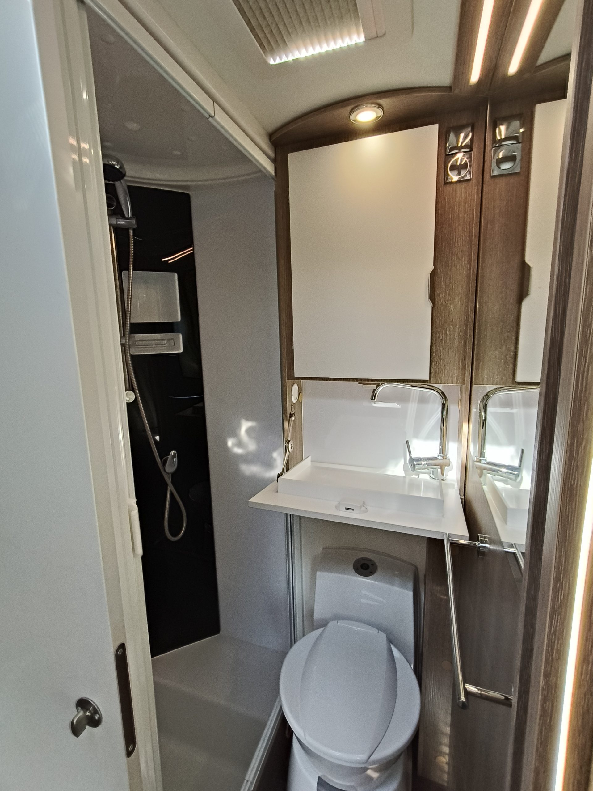 Sun Driver T695 Elegance Queensbed en hefbed 5 gordel plekken.