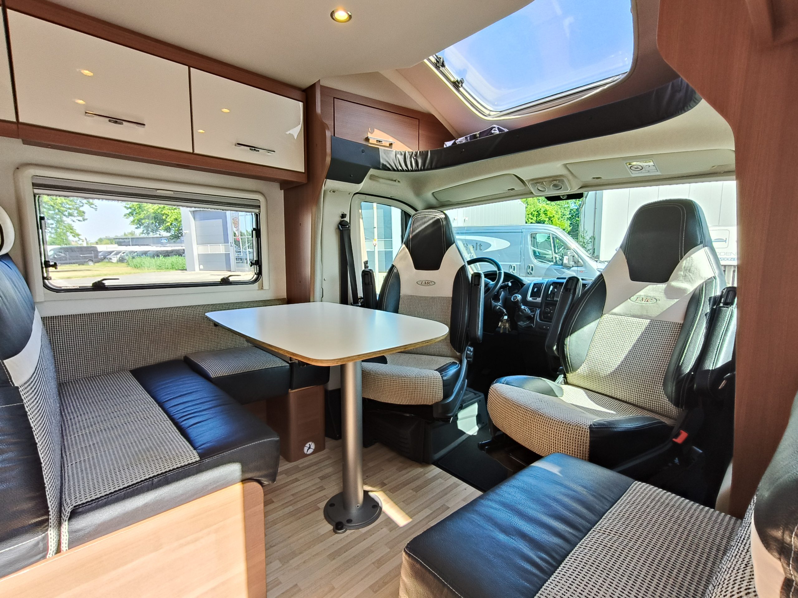 LMC Breezer H727 SportLine Qeensbed & Hefbed